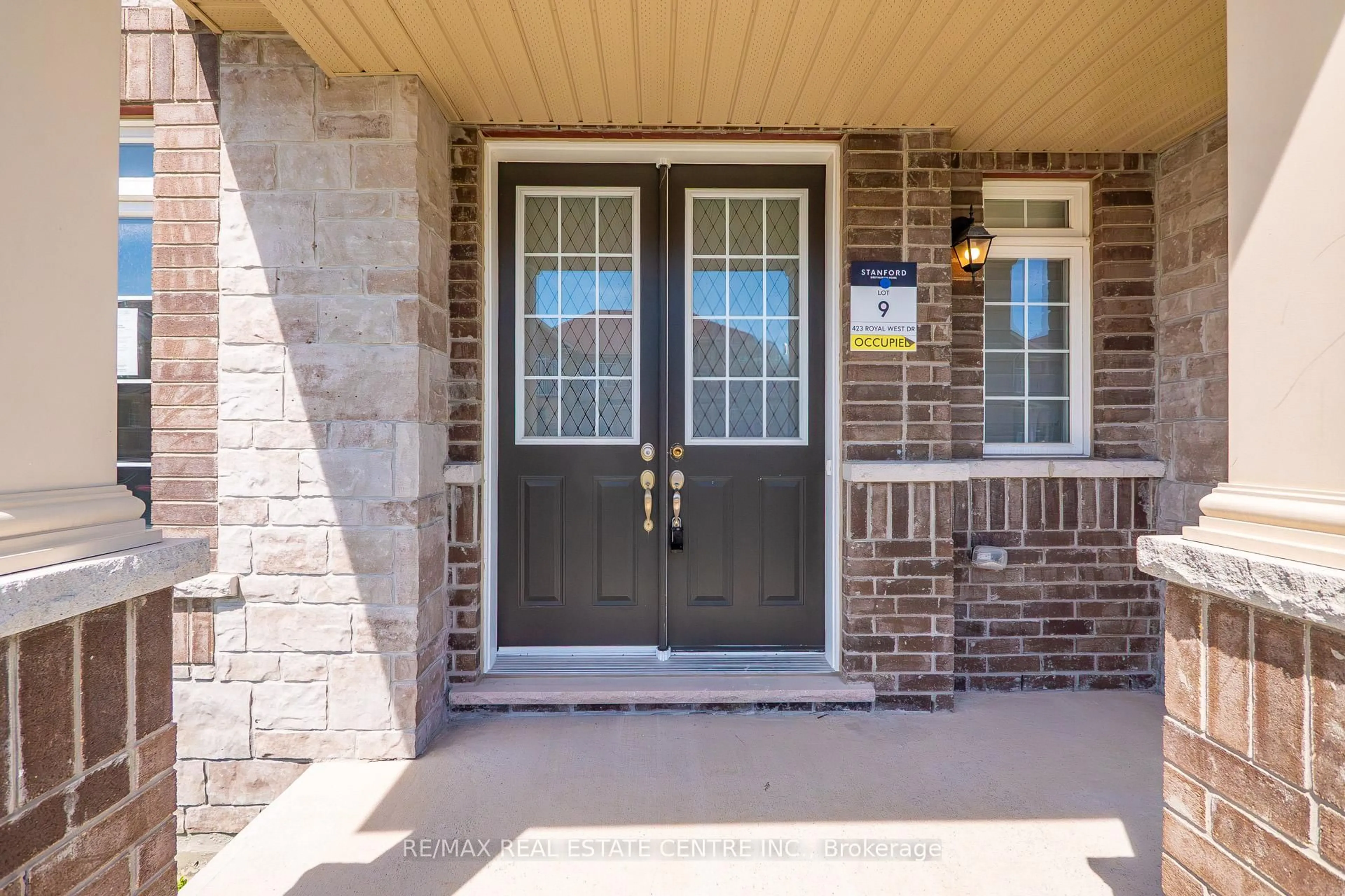 Indoor entryway for 423 Royal West Dr, Brampton Ontario L6X 5K1