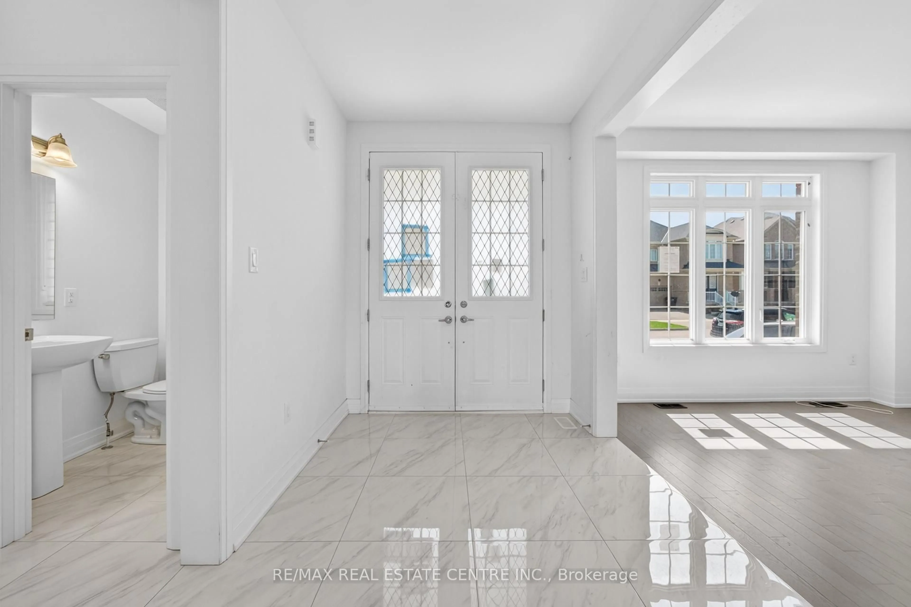 Indoor entryway for 423 Royal West Dr, Brampton Ontario L6X 5K1