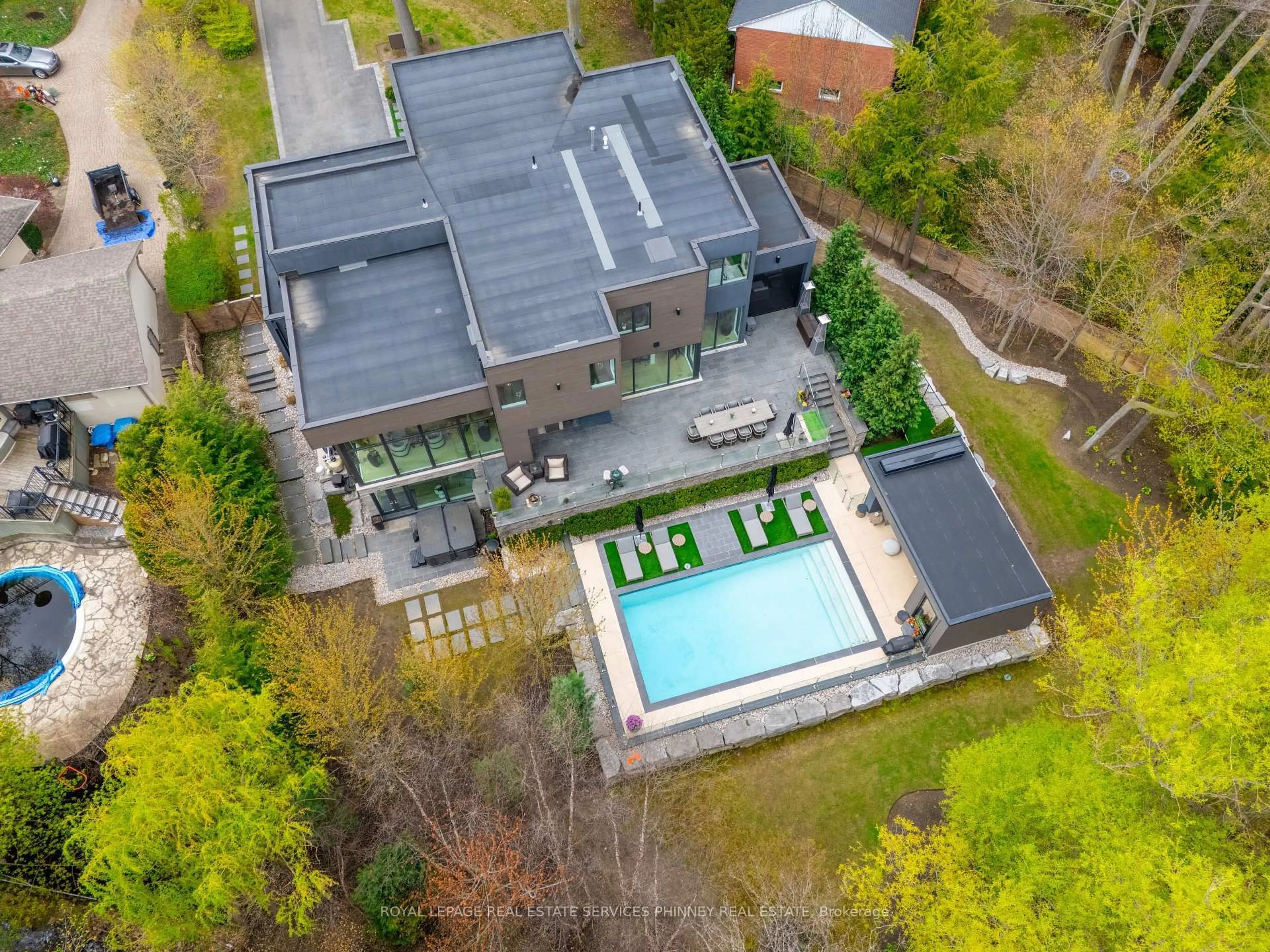 A pic from outside/outdoor area/front of a property/back of a property/a pic from drone, unknown for 1102 Crestview St, Oakville Ontario L6J 2C6
