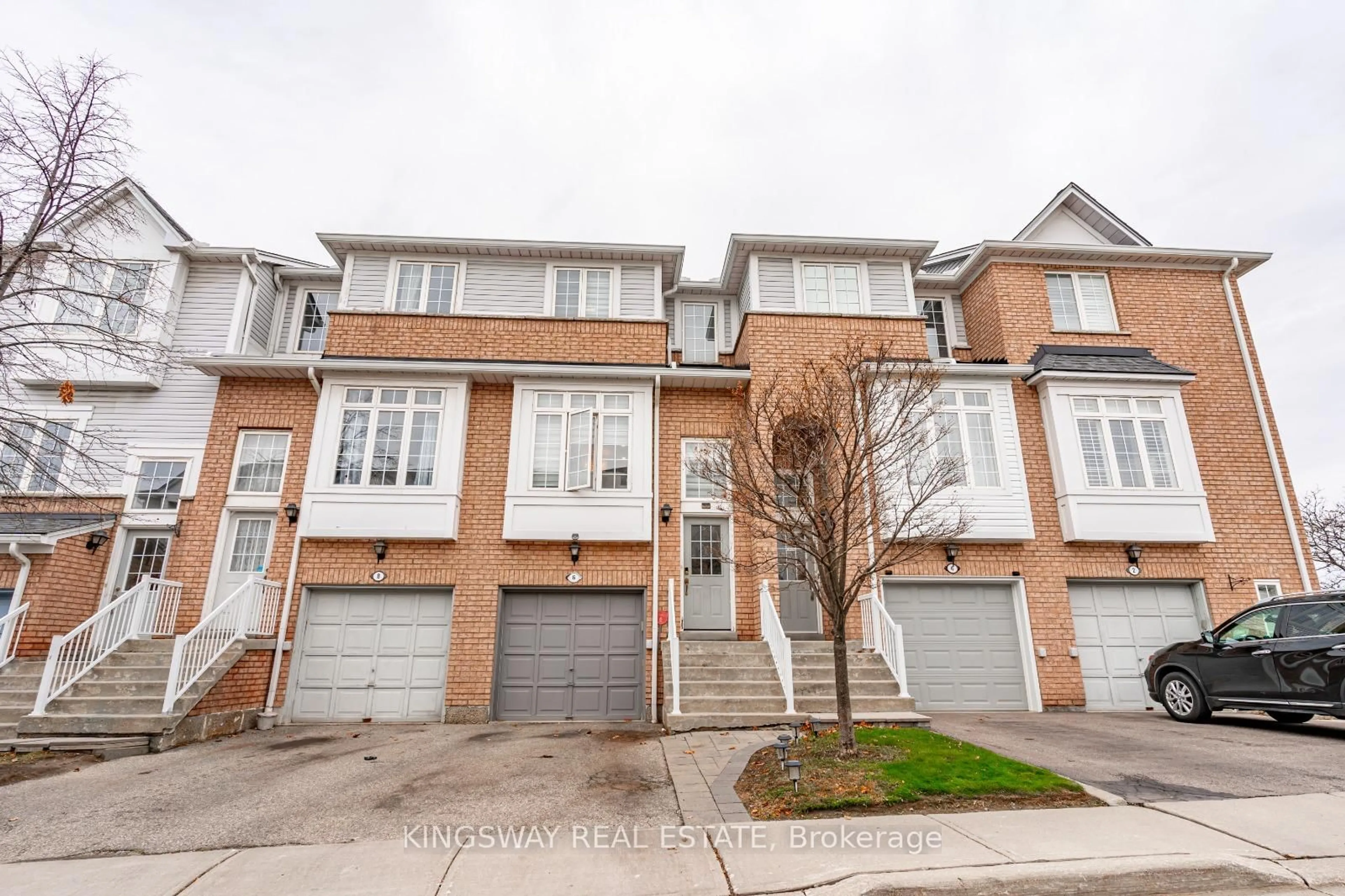 A pic from outside/outdoor area/front of a property/back of a property/a pic from drone, street for 280 HILLCREST Ave #6, Mississauga Ontario L5B 4L3