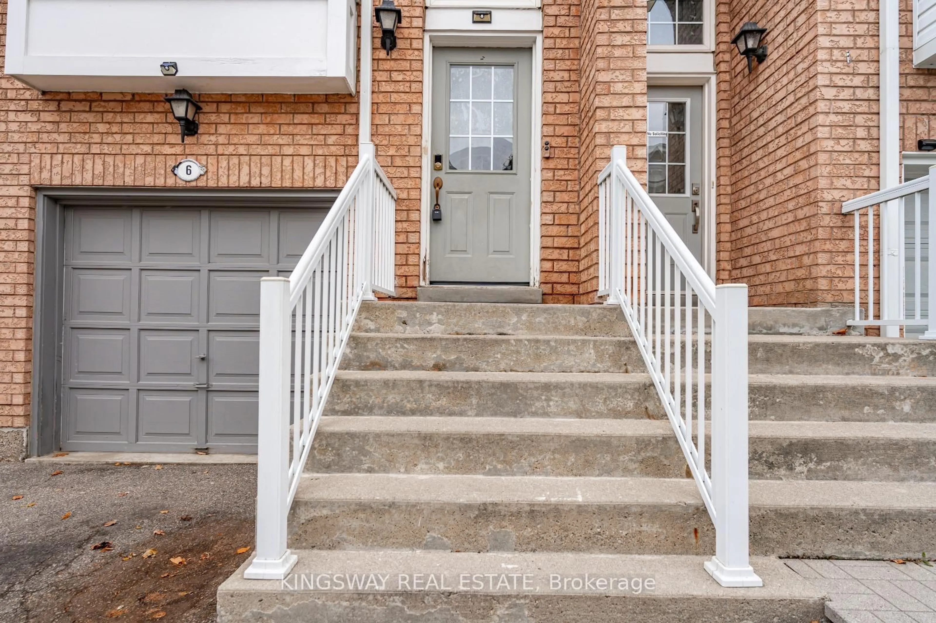 Stairs for 280 HILLCREST Ave #6, Mississauga Ontario L5B 4L3