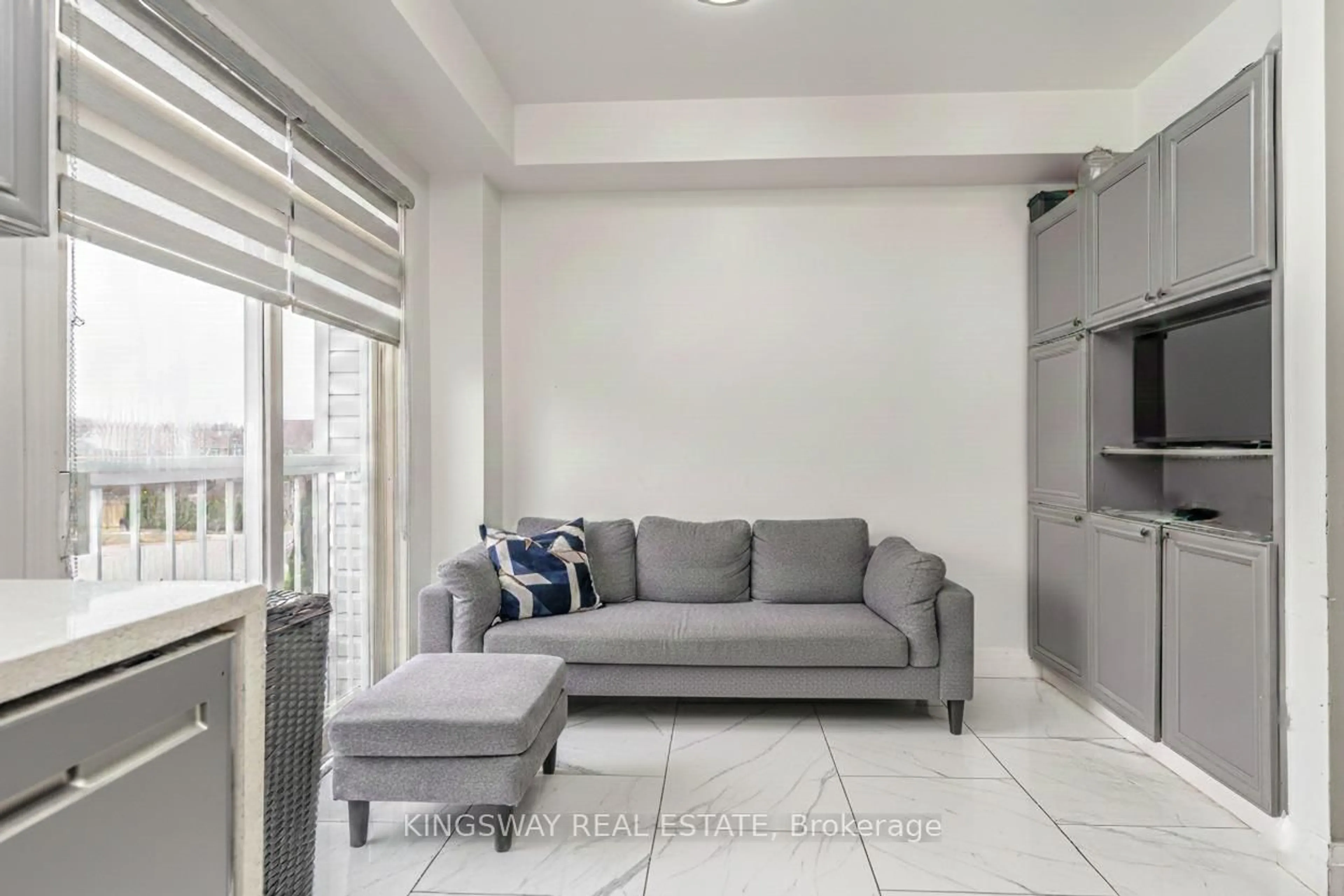 Living room with furniture, unknown for 280 HILLCREST Ave #6, Mississauga Ontario L5B 4L3