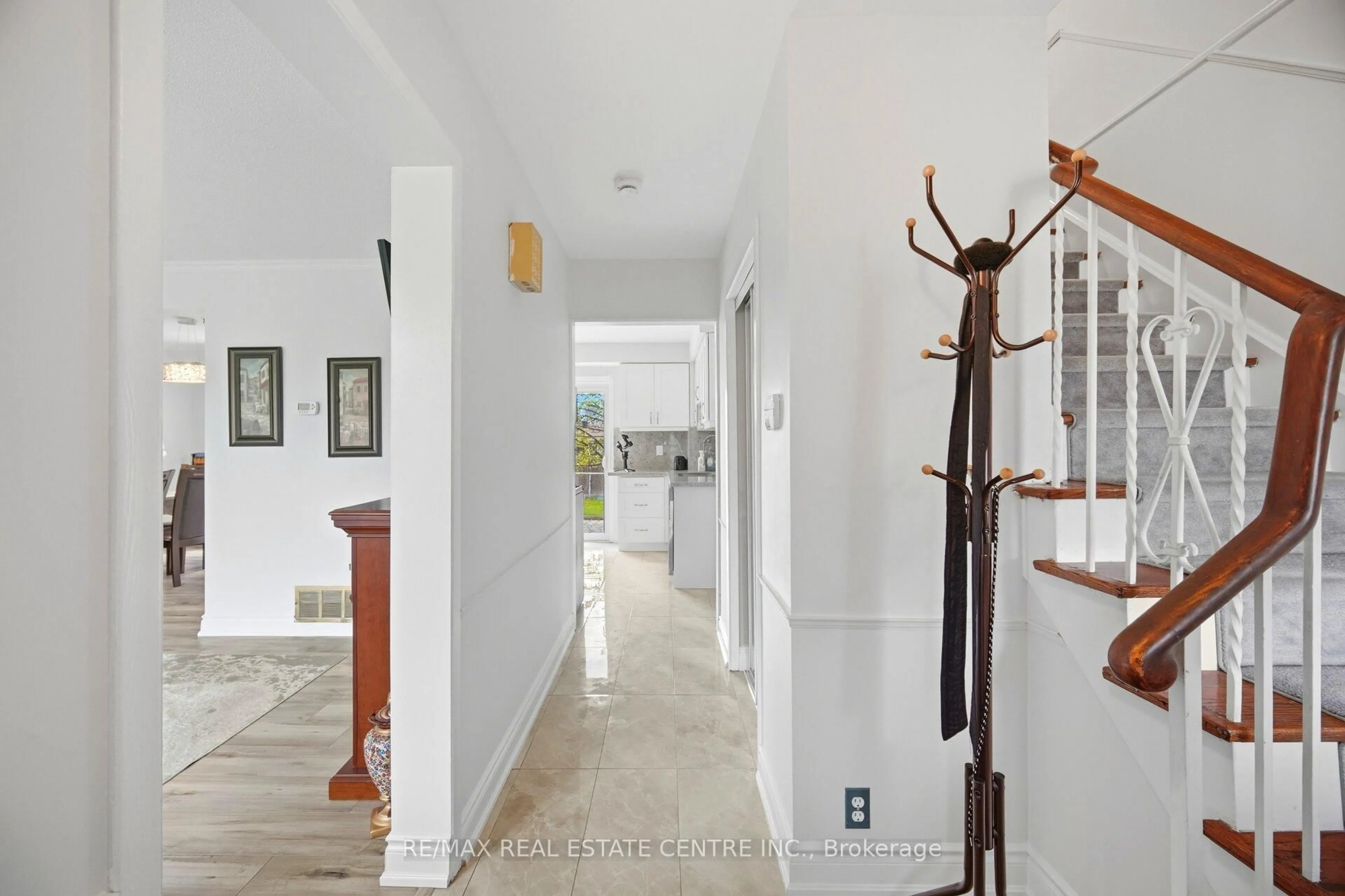 Indoor foyer for 50 Esplanade Rd, Brampton Ontario L6T 2C8