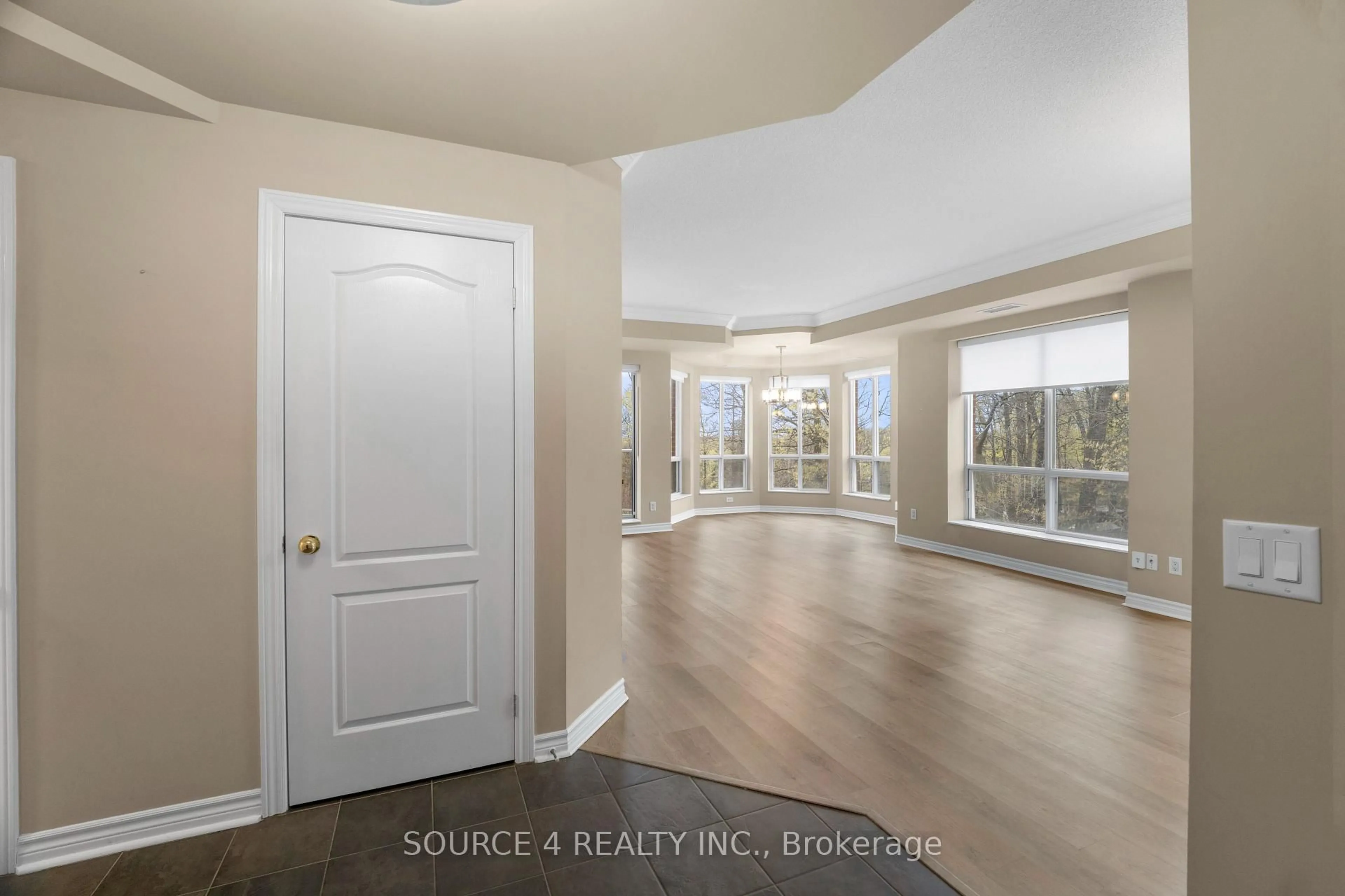 Indoor entryway for 483 Faith Dr #510, Mississauga Ontario L5R 0A1