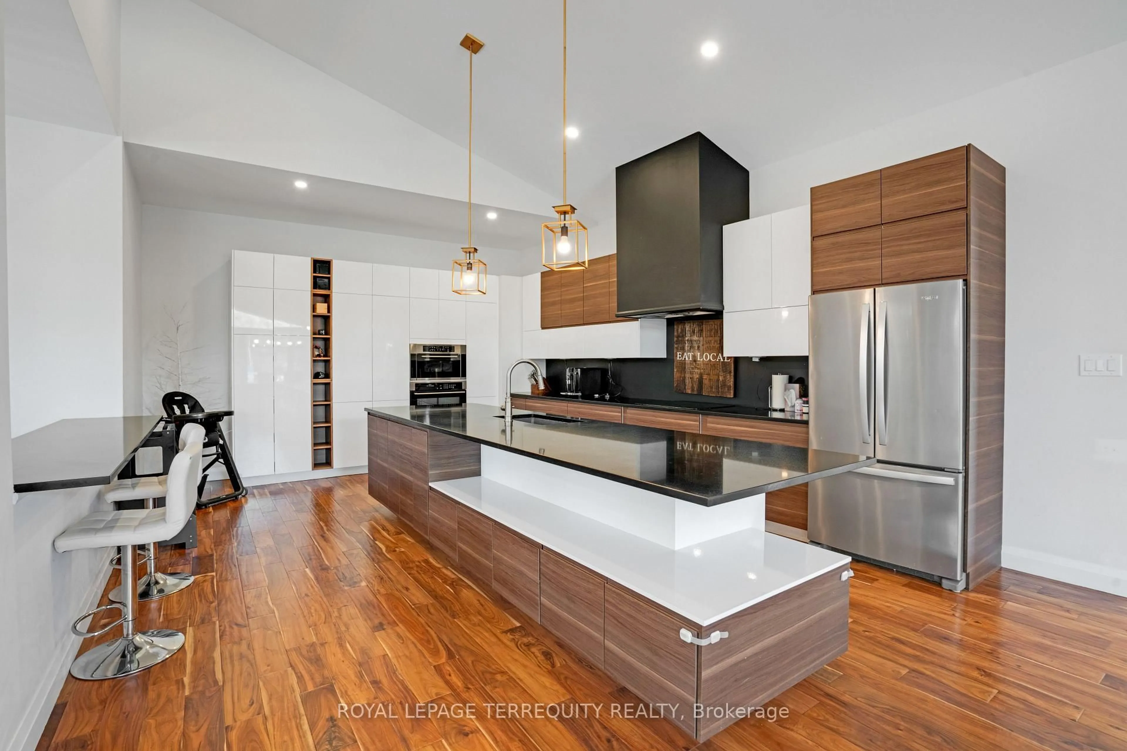 Contemporary kitchen, unknown for 716 North Shore Blvd, Burlington Ontario L7T 1X6