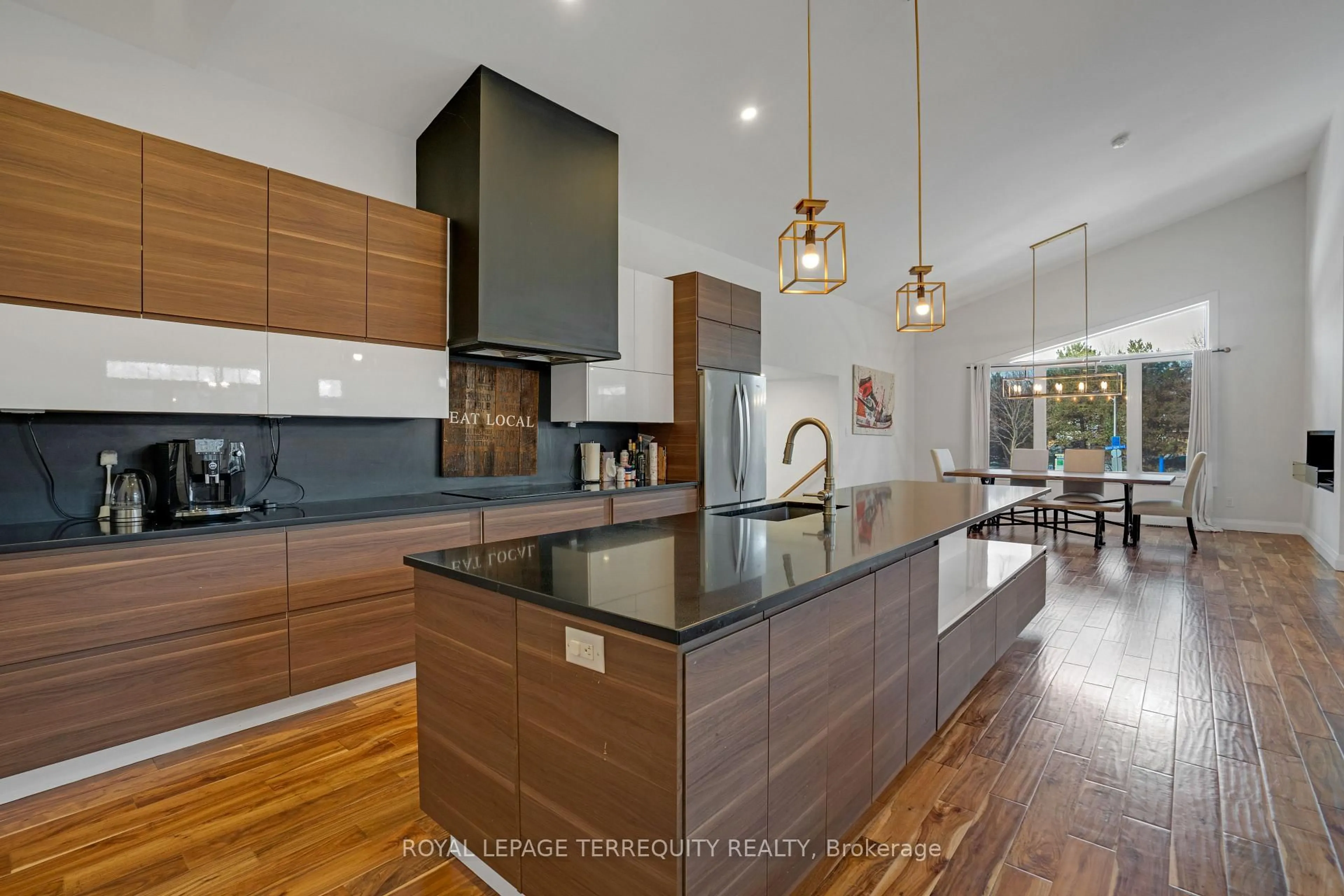 Contemporary kitchen, unknown for 716 North Shore Blvd, Burlington Ontario L7T 1X6