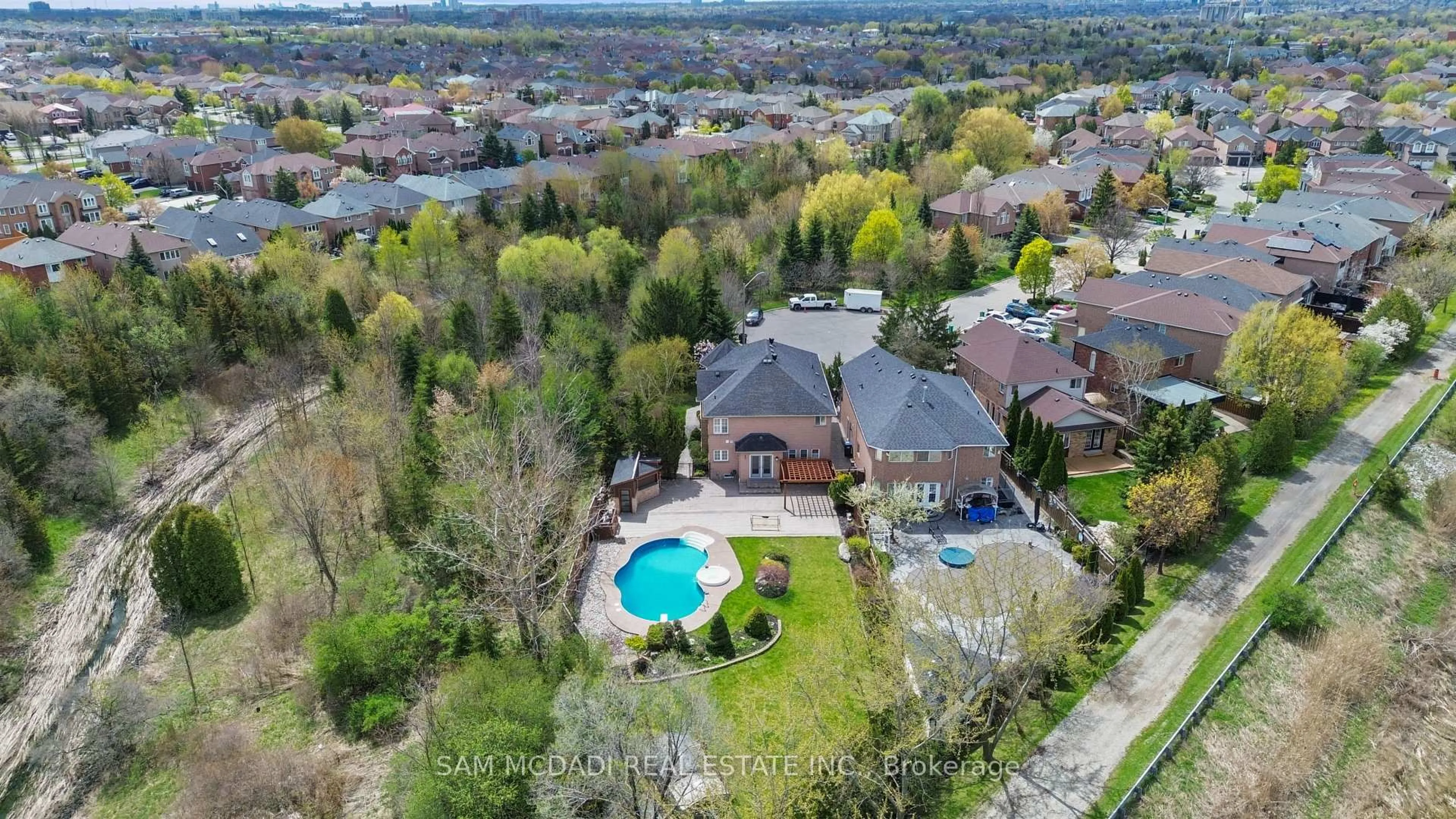 A pic from outside/outdoor area/front of a property/back of a property/a pic from drone, unknown for 1159 Barnswallow Crt, Mississauga Ontario L5V 2J6