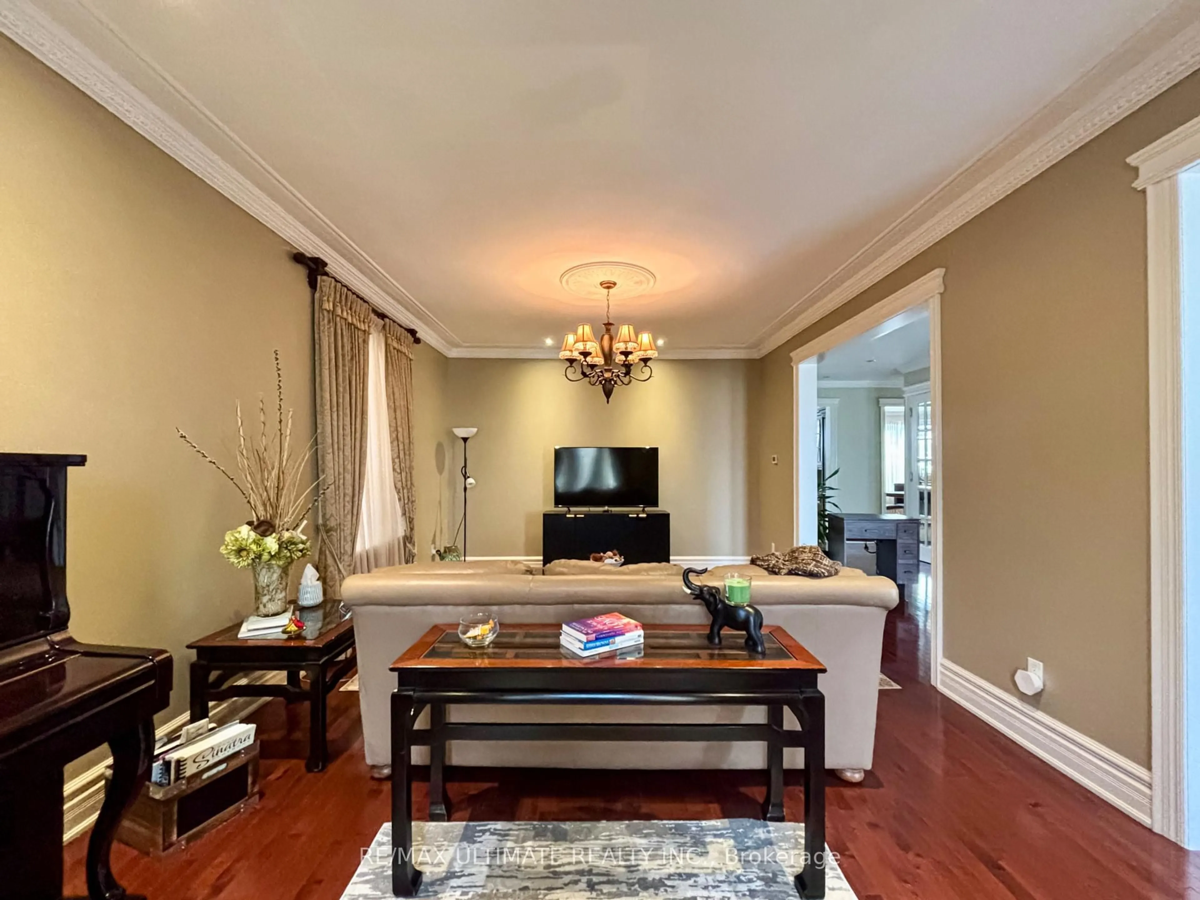 Living room with furniture, wood/laminate floor for 38 Wilmar Rd, Toronto Ontario M9B 3R9