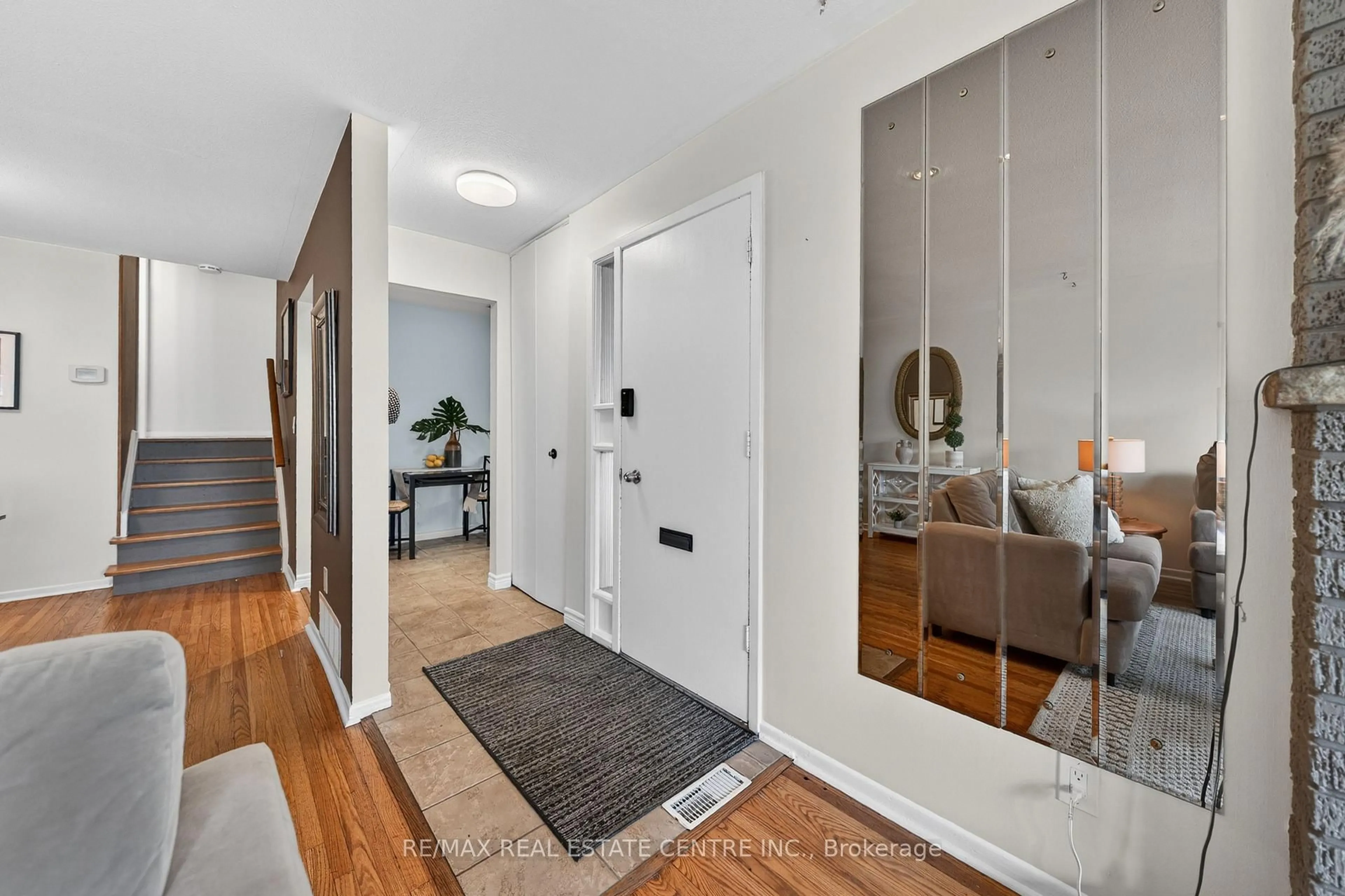 Indoor entryway for 1177 Westerdam Rd, Mississauga Ontario L4Y 2H3