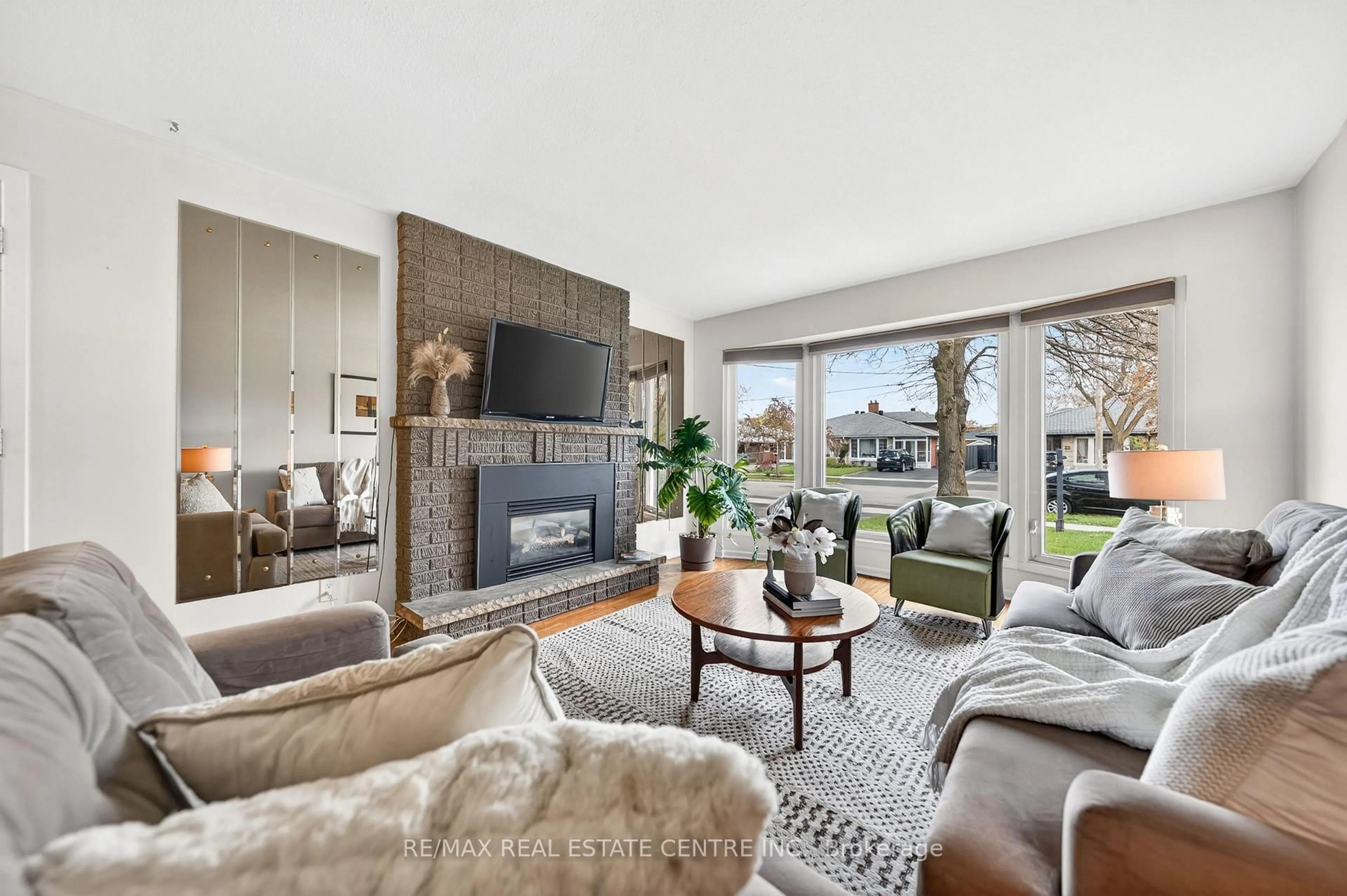 Living room with furniture, unknown for 1177 Westerdam Rd, Mississauga Ontario L4Y 2H3