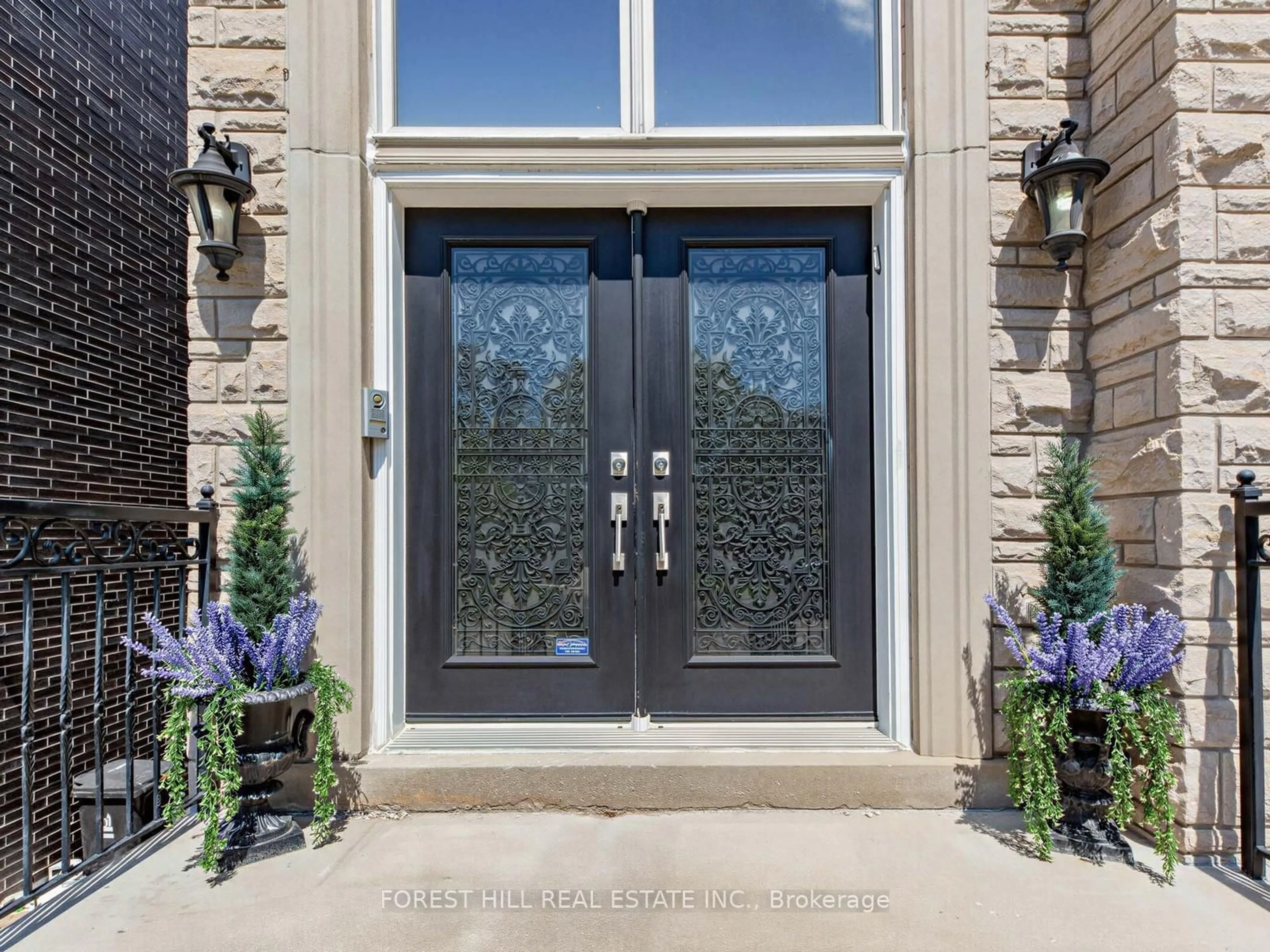 Indoor entryway for 1208 Glencairn Ave, Toronto Ontario M6B 2B5