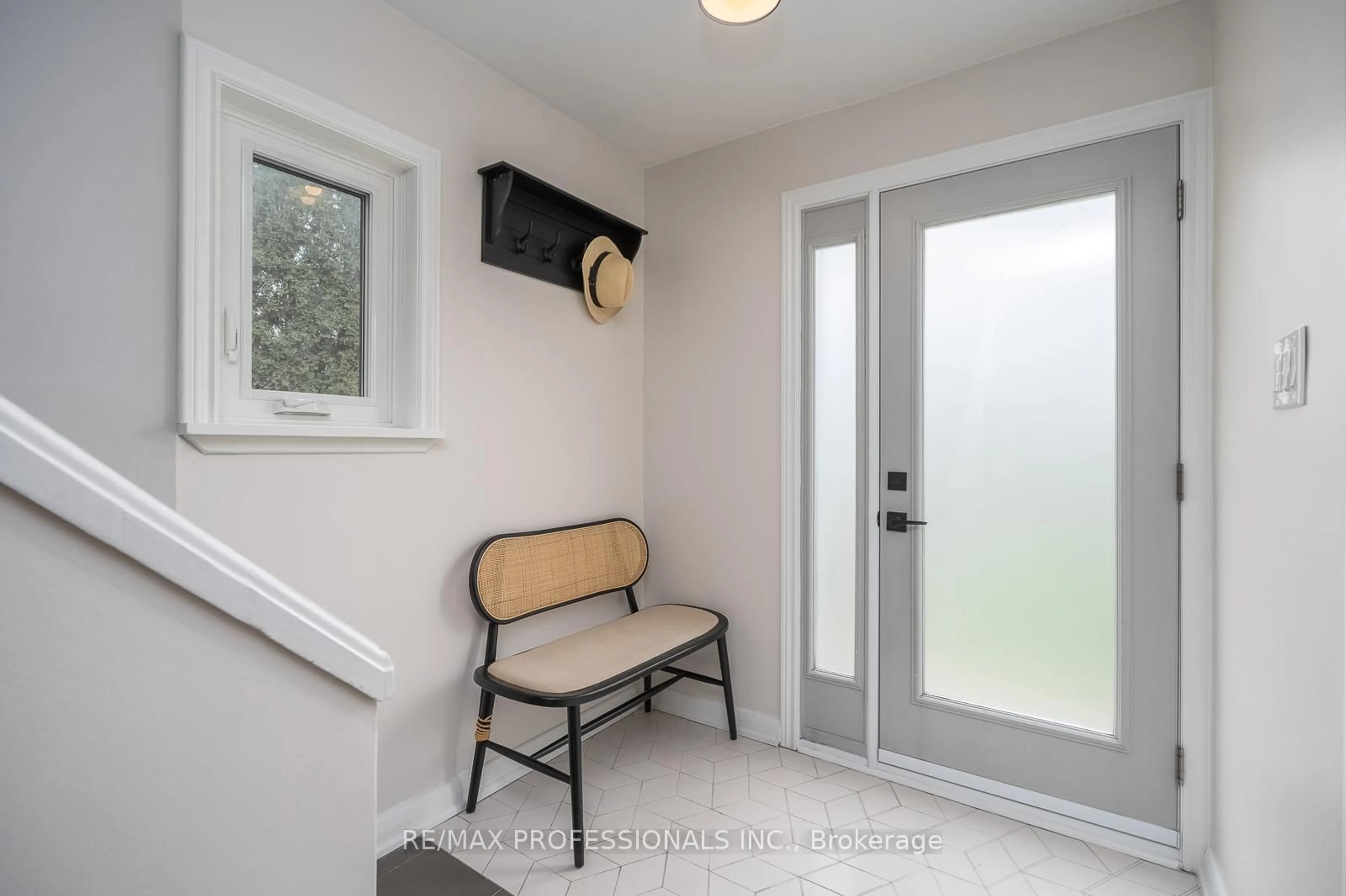 Indoor entryway for 4 Edilou Dr, Toronto Ontario M8W 4B2