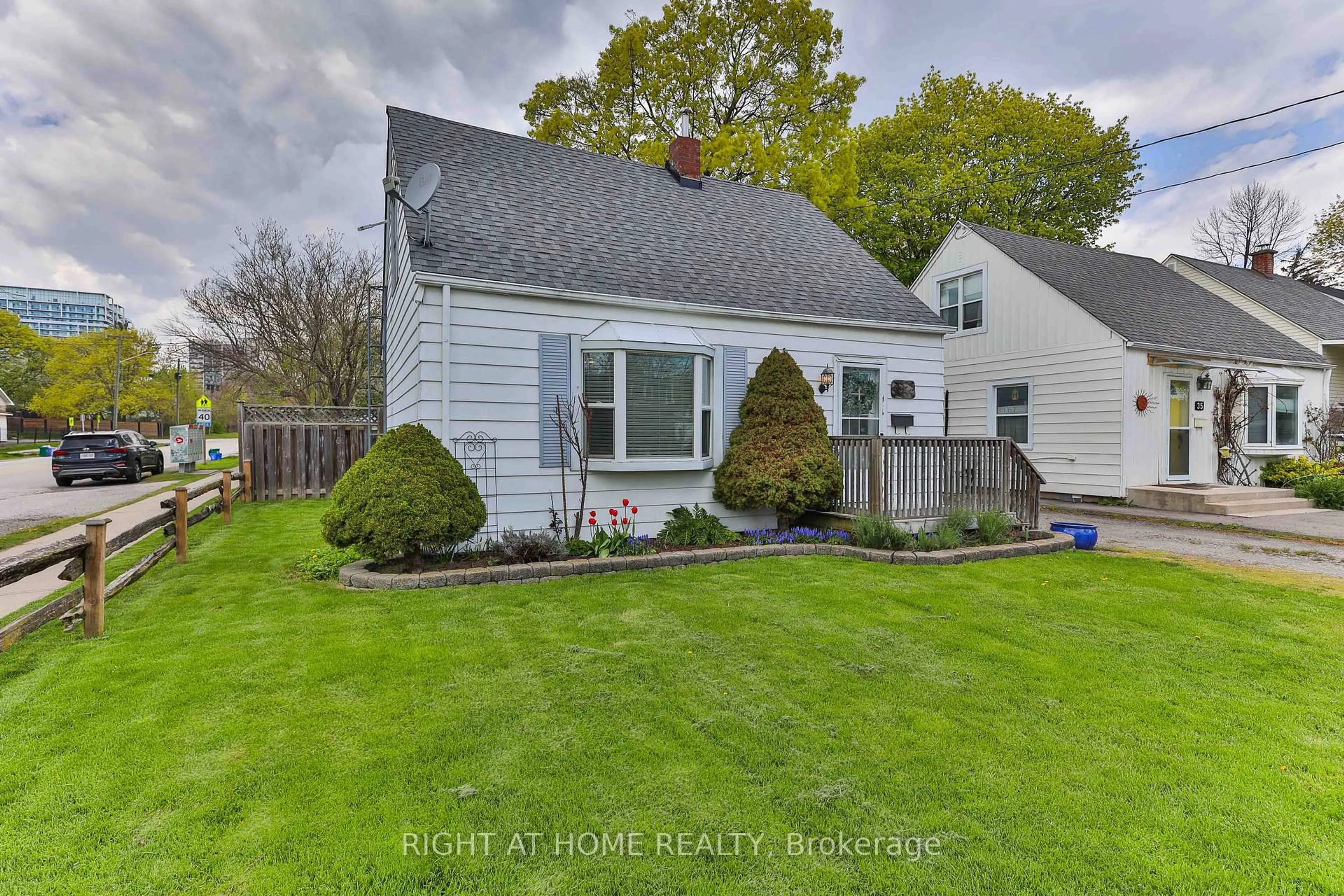 Home with vinyl exterior material, street for 37 Stewart St, Oakville Ontario L6K 1X3