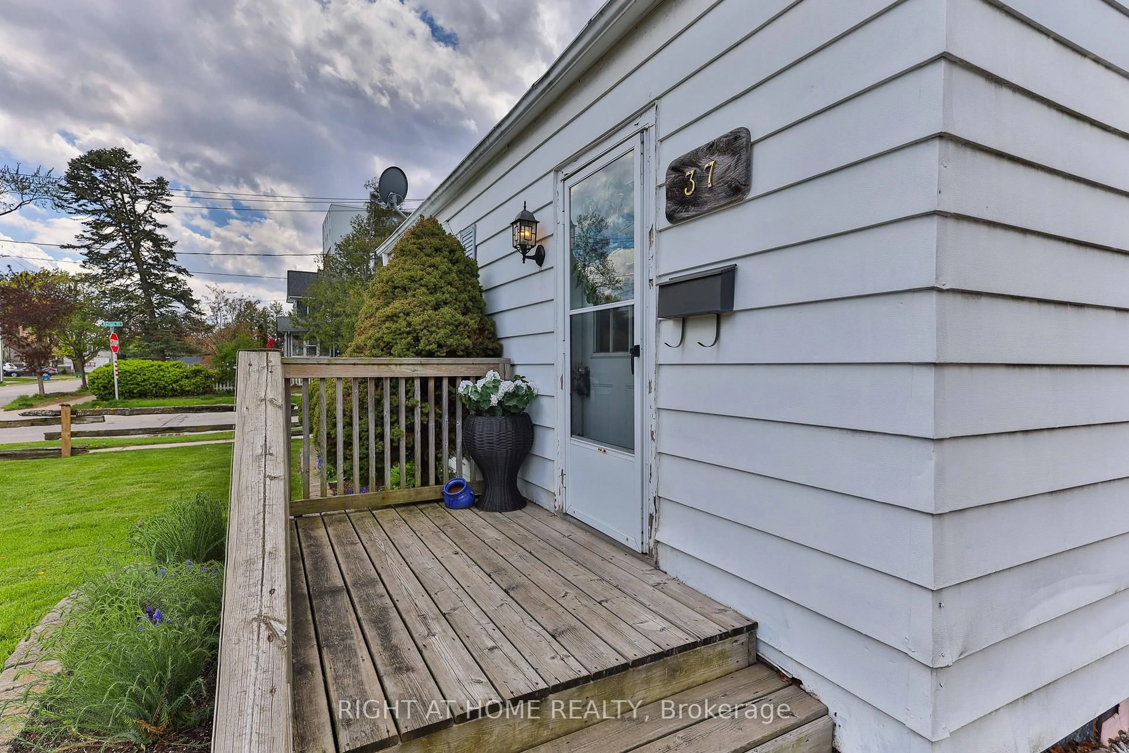 Unknown for 37 Stewart St, Oakville Ontario L6K 1X3
