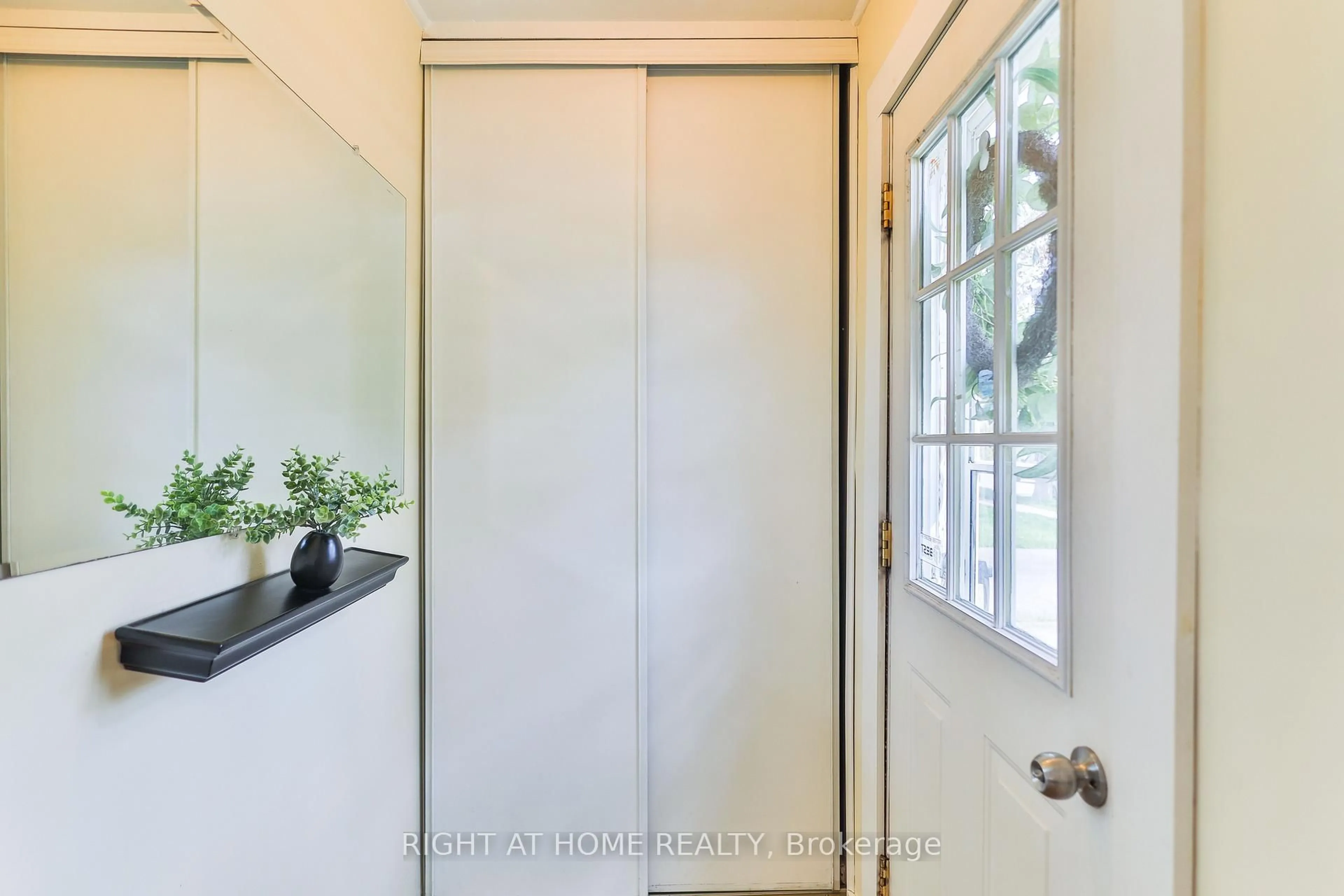 Indoor entryway for 37 Stewart St, Oakville Ontario L6K 1X3