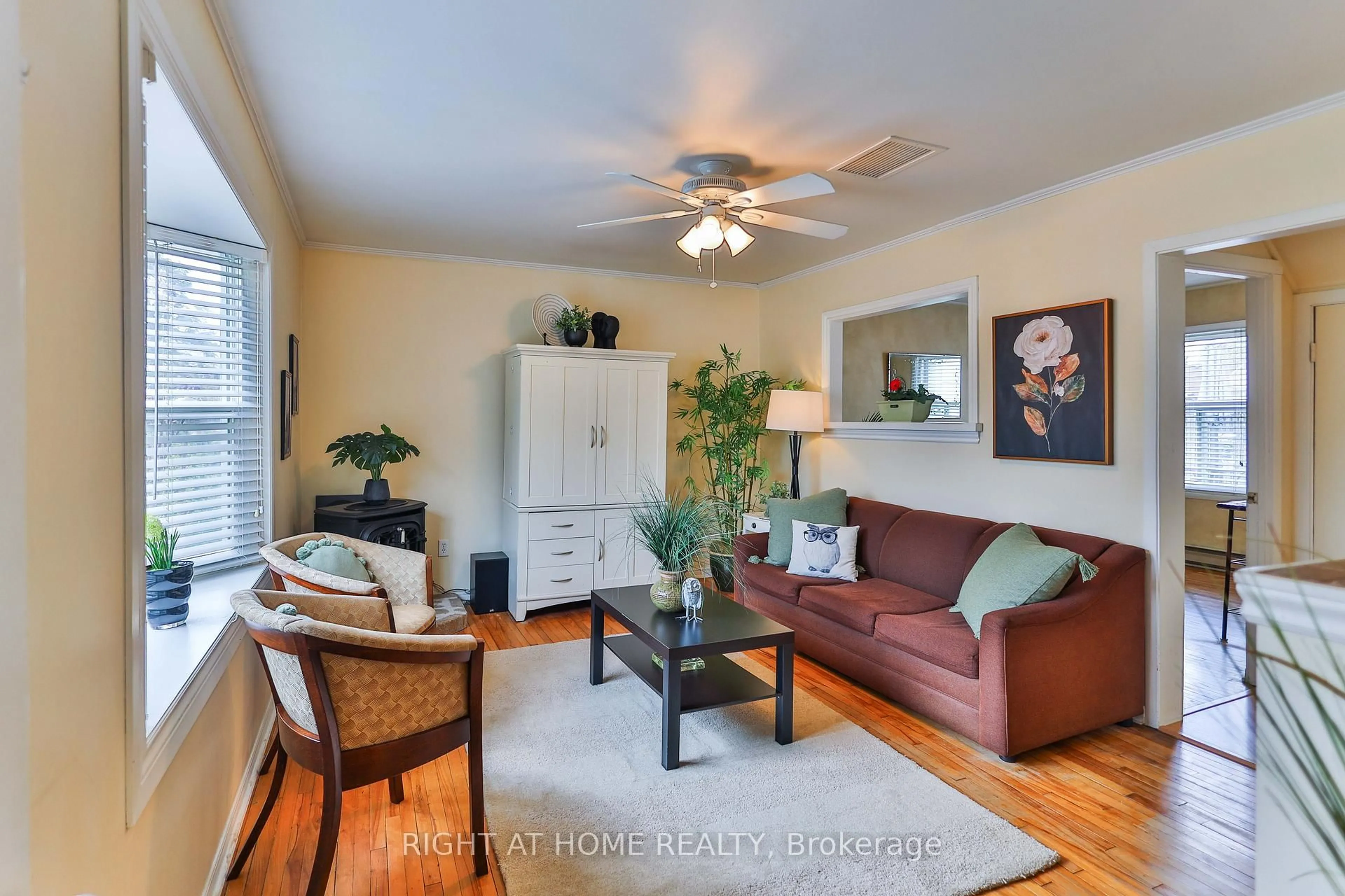 Living room with furniture, wood/laminate floor for 37 Stewart St, Oakville Ontario L6K 1X3
