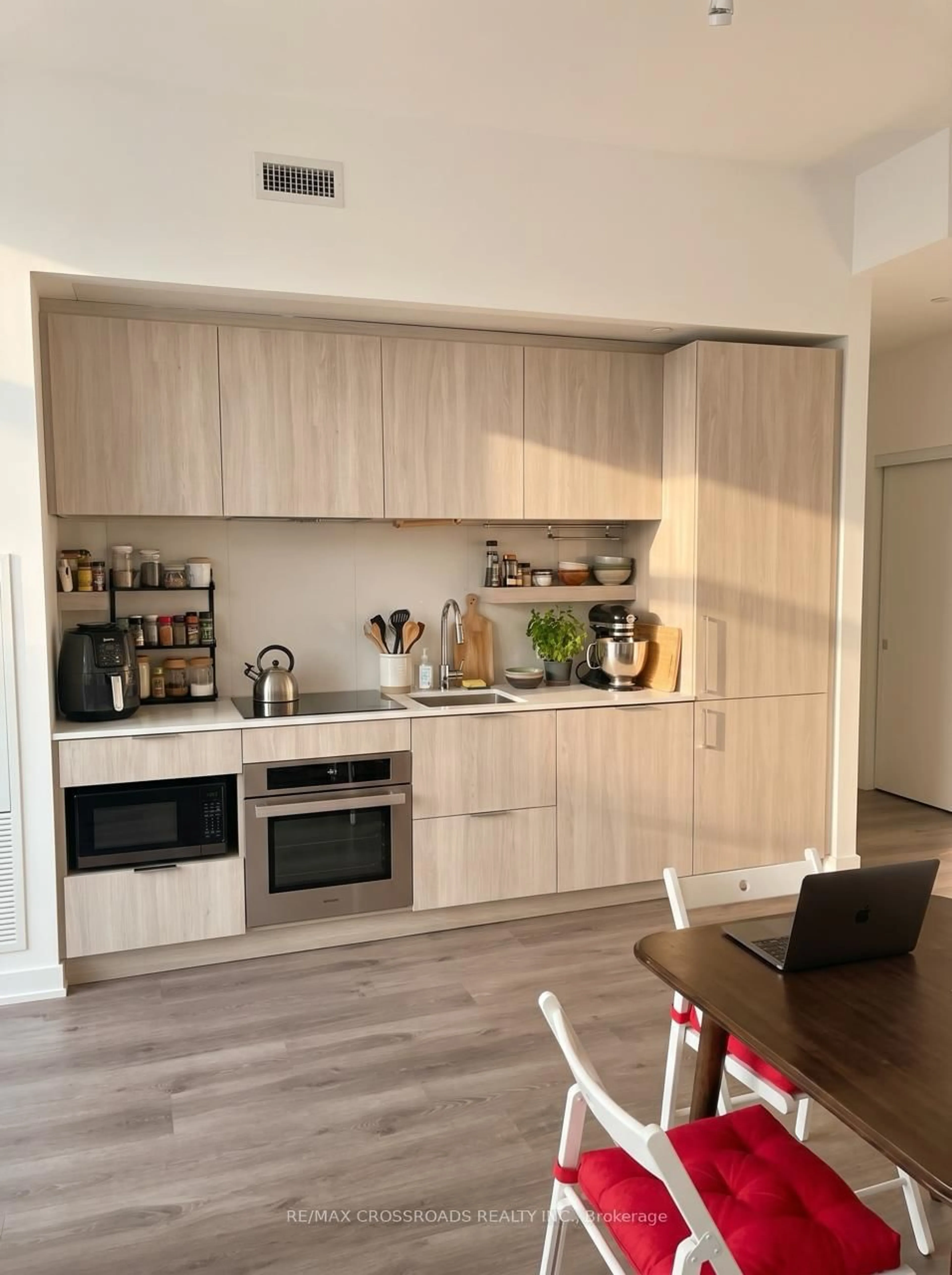Unknown for 28 Ann St #1804, Mississauga Ontario L5G 0E1