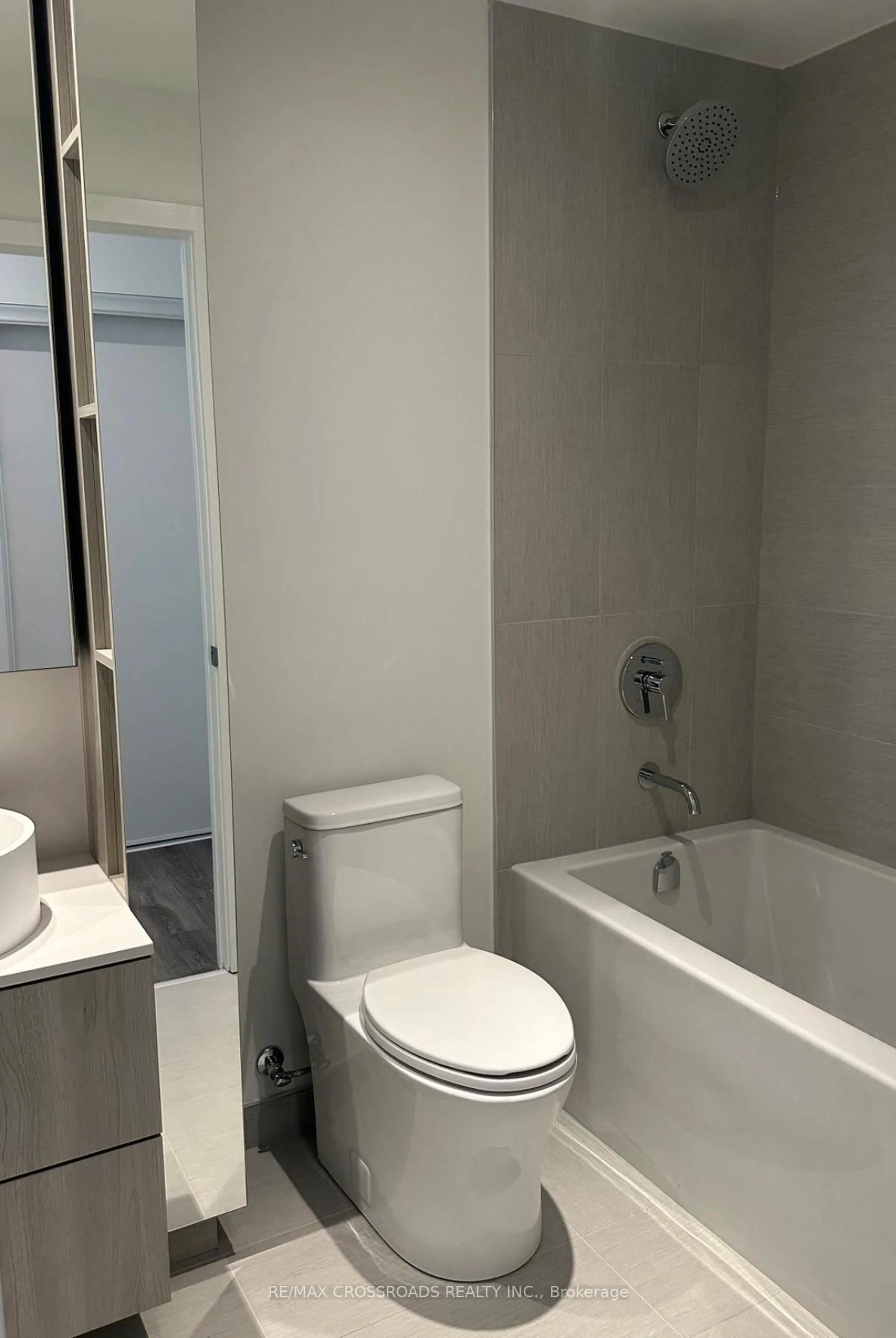 Standard bathroom, unknown for 28 Ann St #1804, Mississauga Ontario L5G 0E1