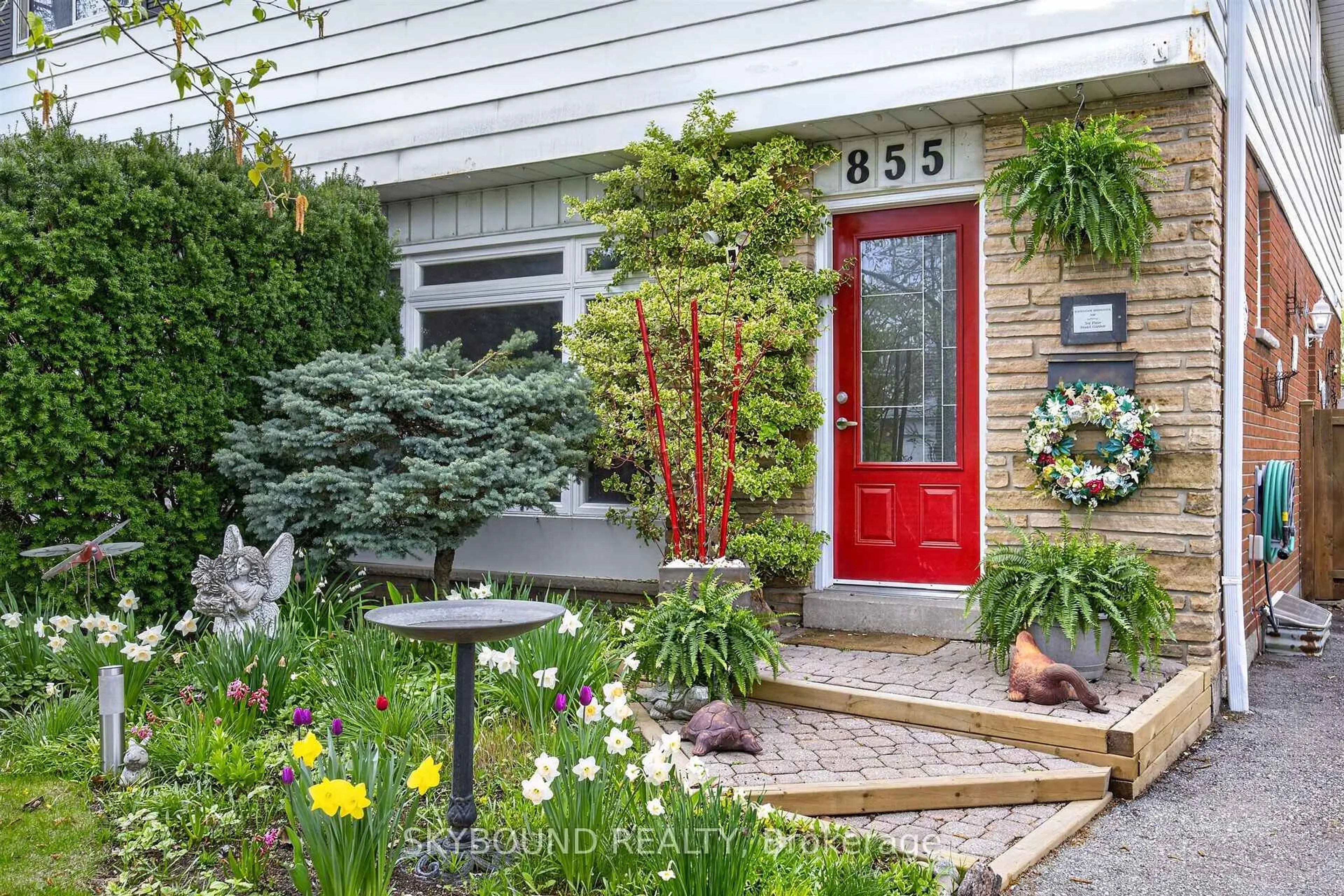Indoor entryway for 855 Flagship Dr, Mississauga Ontario L4Y 2J5