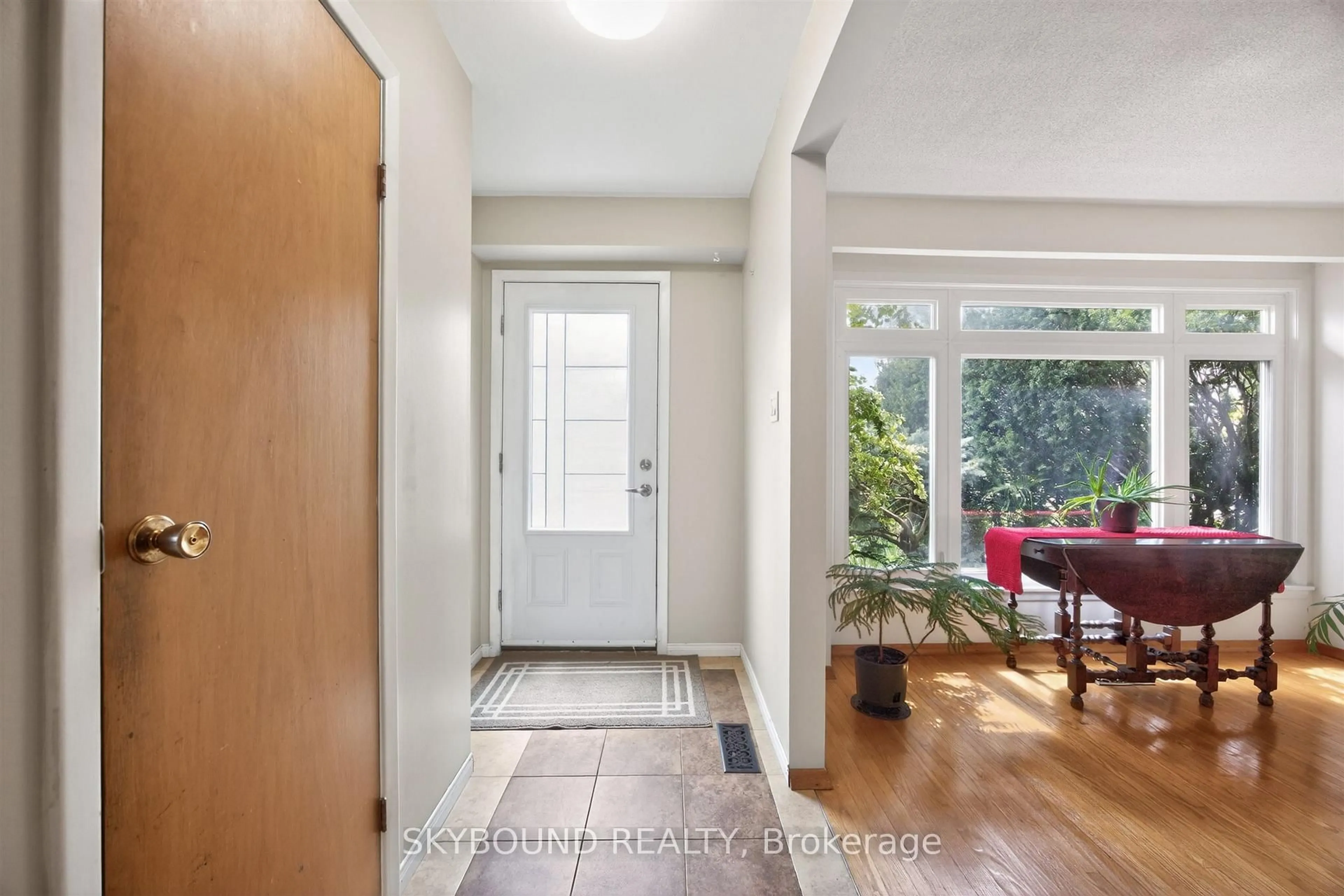 Indoor entryway for 855 Flagship Dr, Mississauga Ontario L4Y 2J5