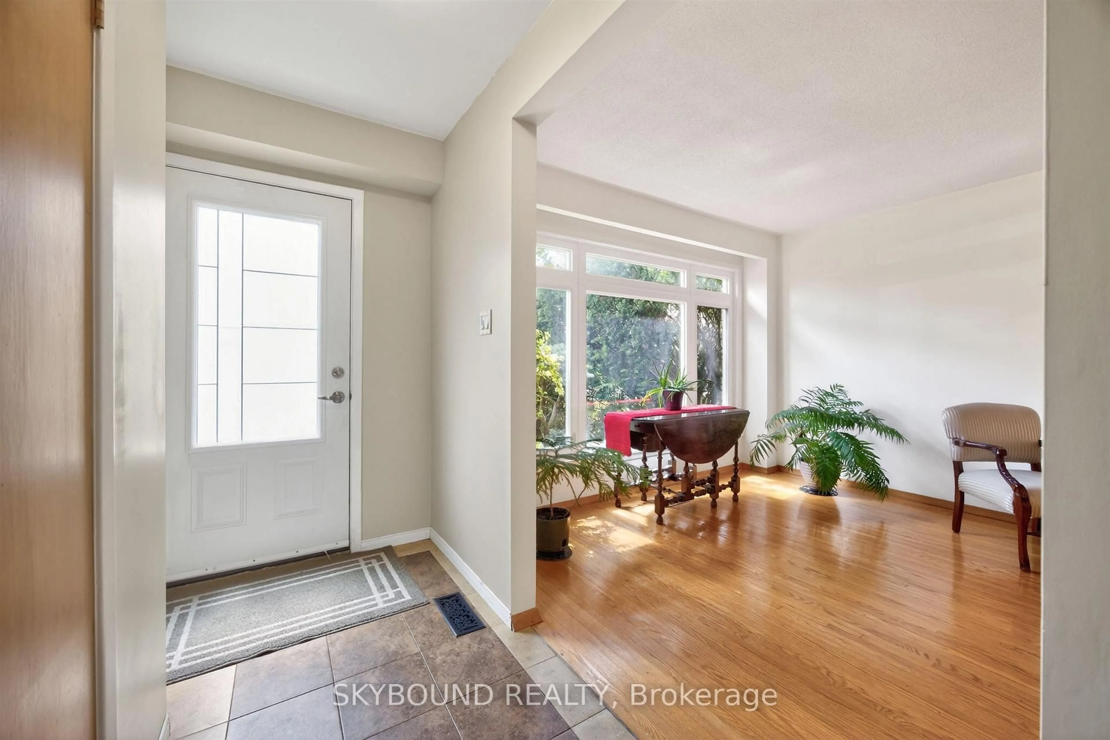 Indoor entryway for 855 Flagship Dr, Mississauga Ontario L4Y 2J5