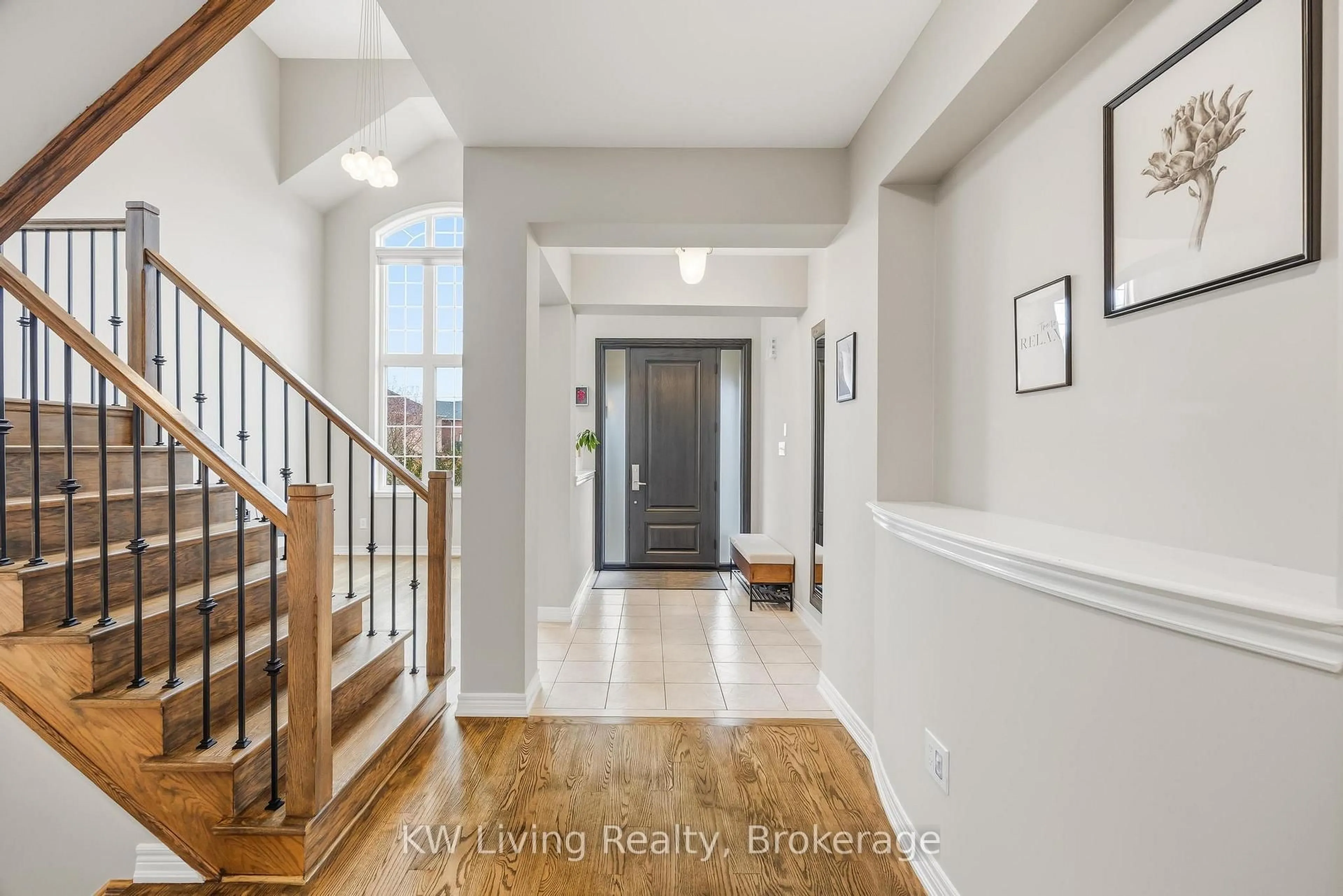 Indoor entryway for 2327 Gladacres Lane, Oakville Ontario L6M 0G4