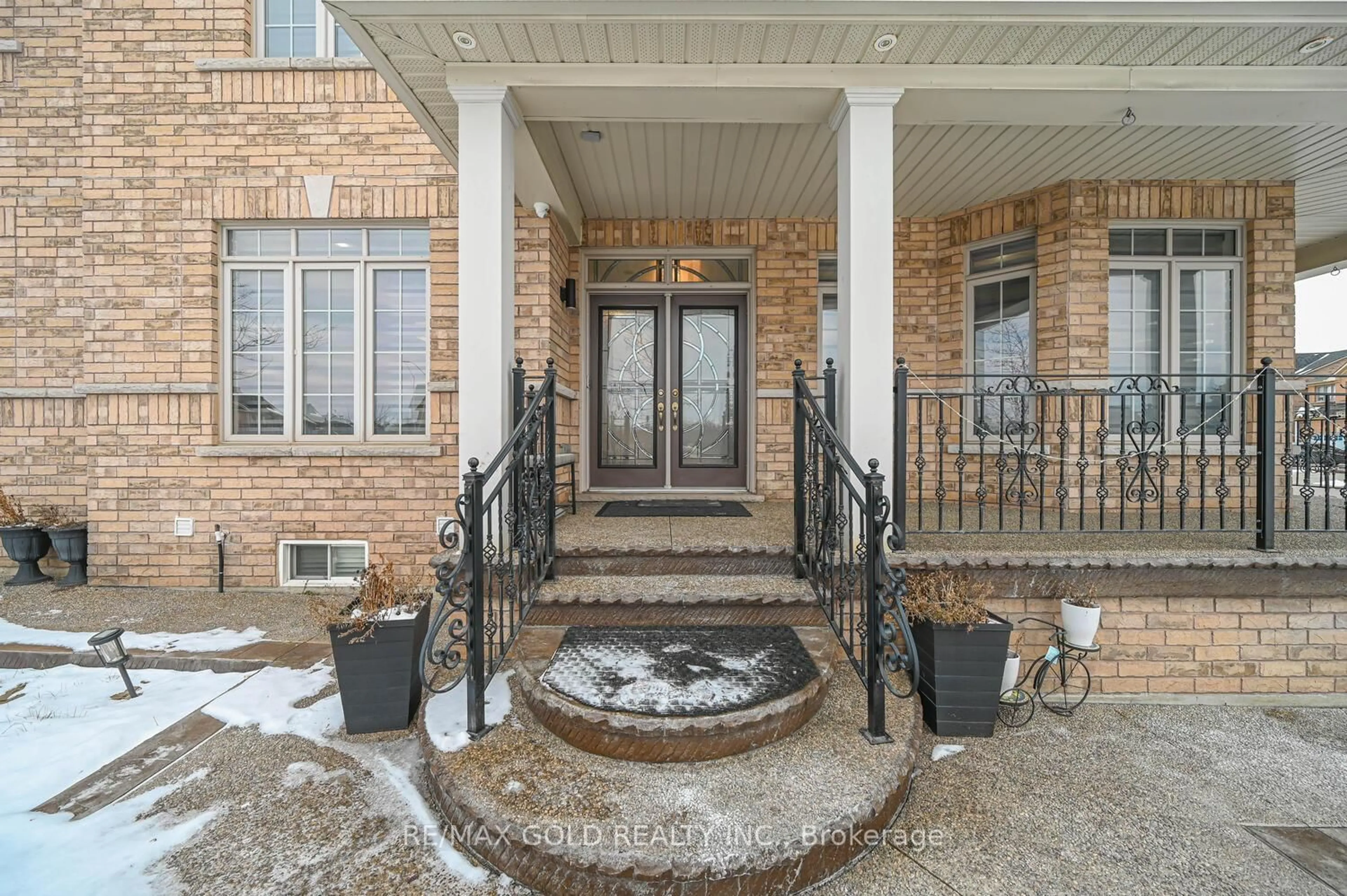 Indoor entryway for 15 Vanwood Cres, Brampton Ontario L6P 2X4