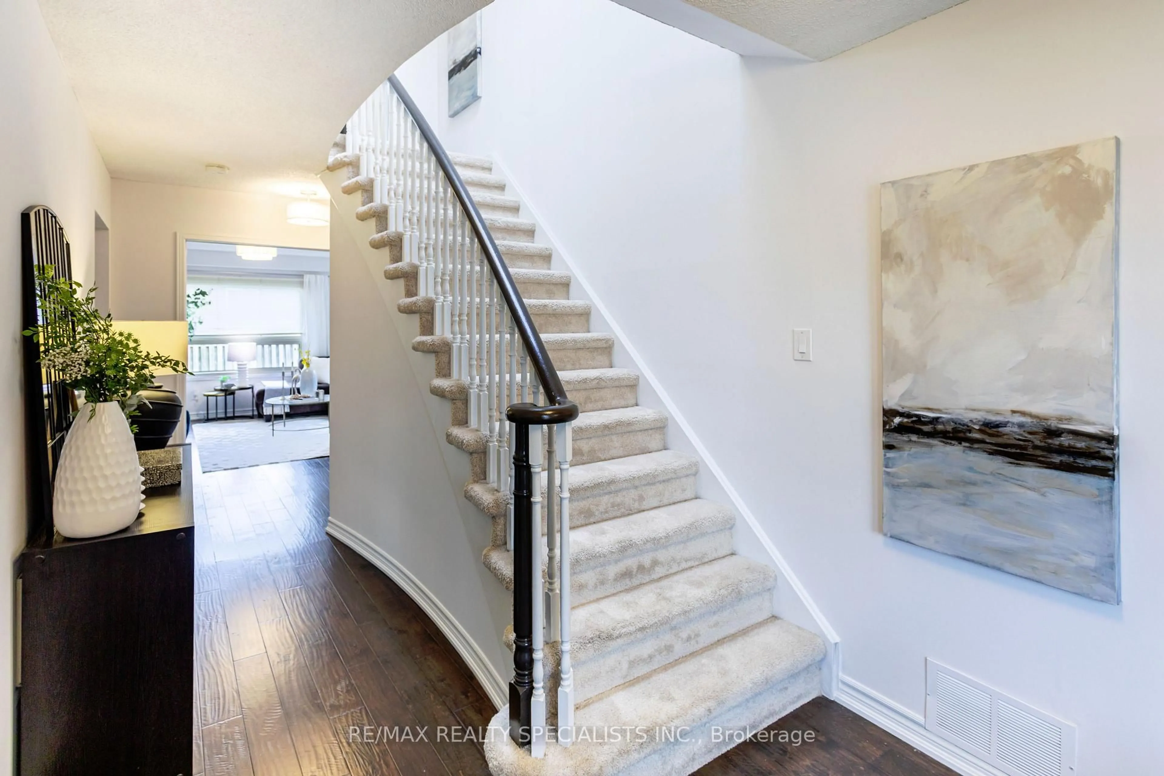 Stairs for 6363 Osprey Blvd, Mississauga Ontario L5N 6G7