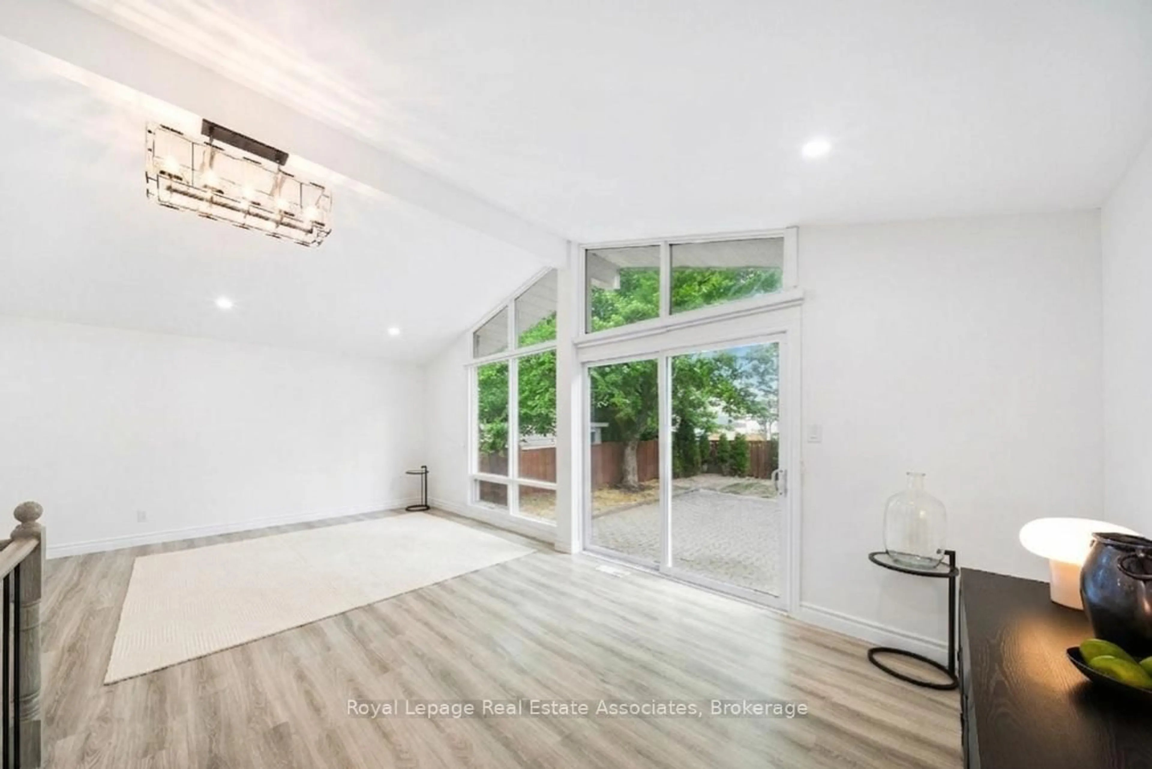 Indoor entryway for 665 Kipling Ave, Toronto Ontario M8Z 5G2