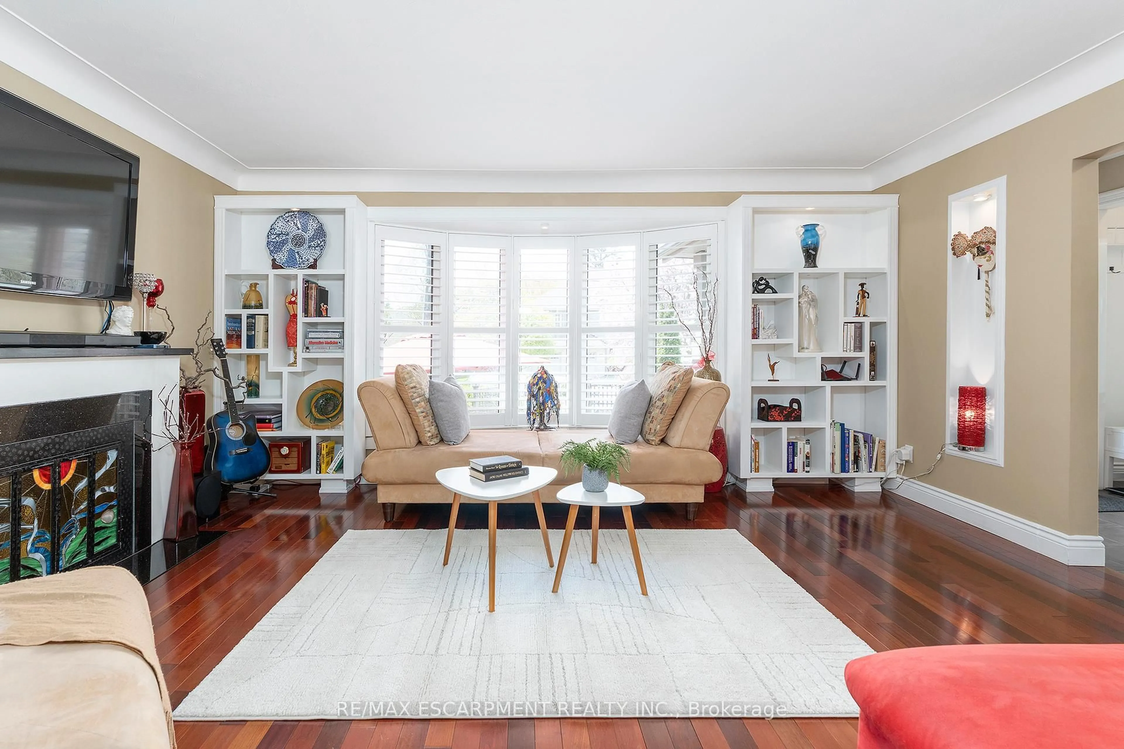 Living room with furniture, unknown for 193 Pine Cove Rd, Burlington Ontario L7N 1W1