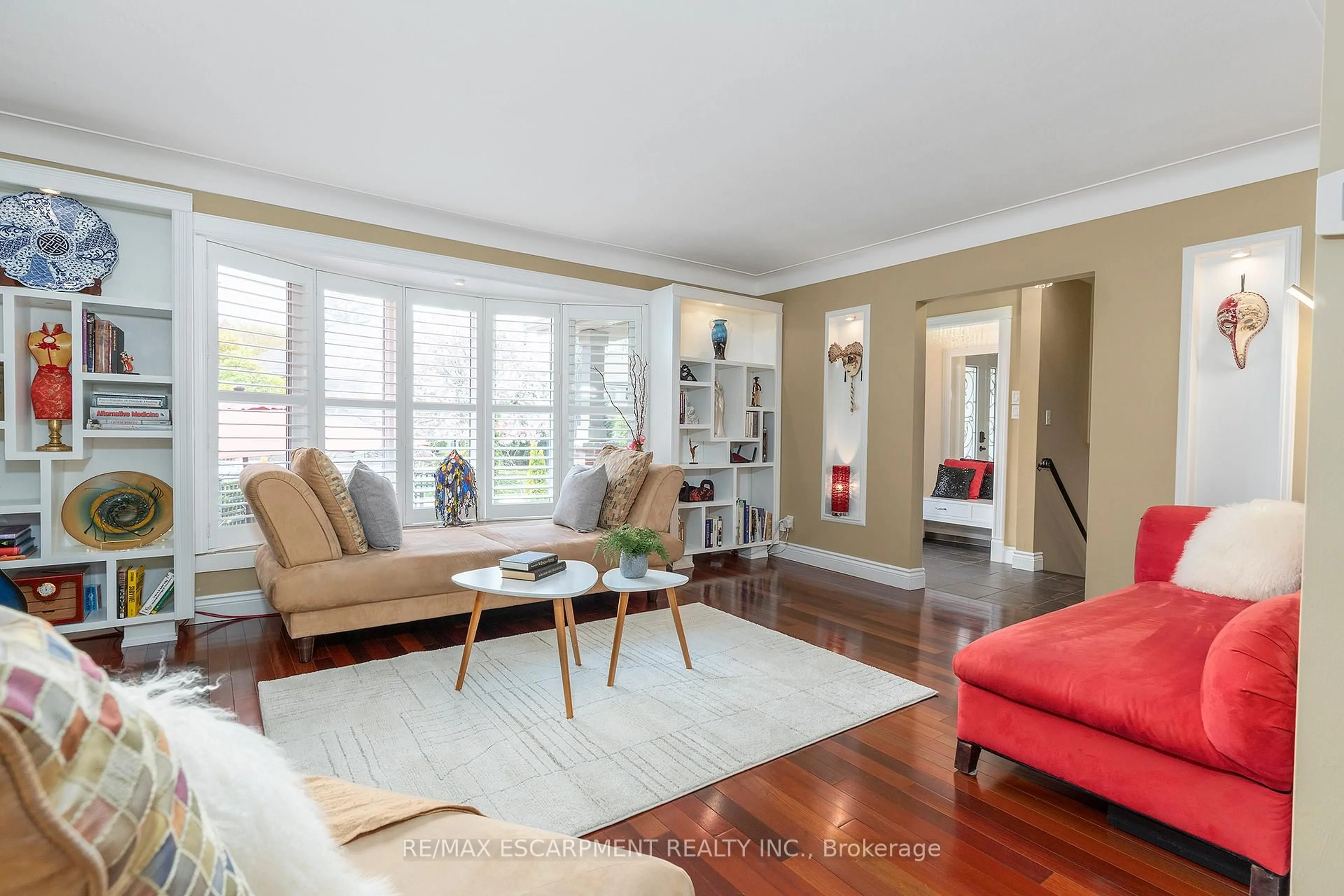 Living room with furniture, unknown for 193 Pine Cove Rd, Burlington Ontario L7N 1W1
