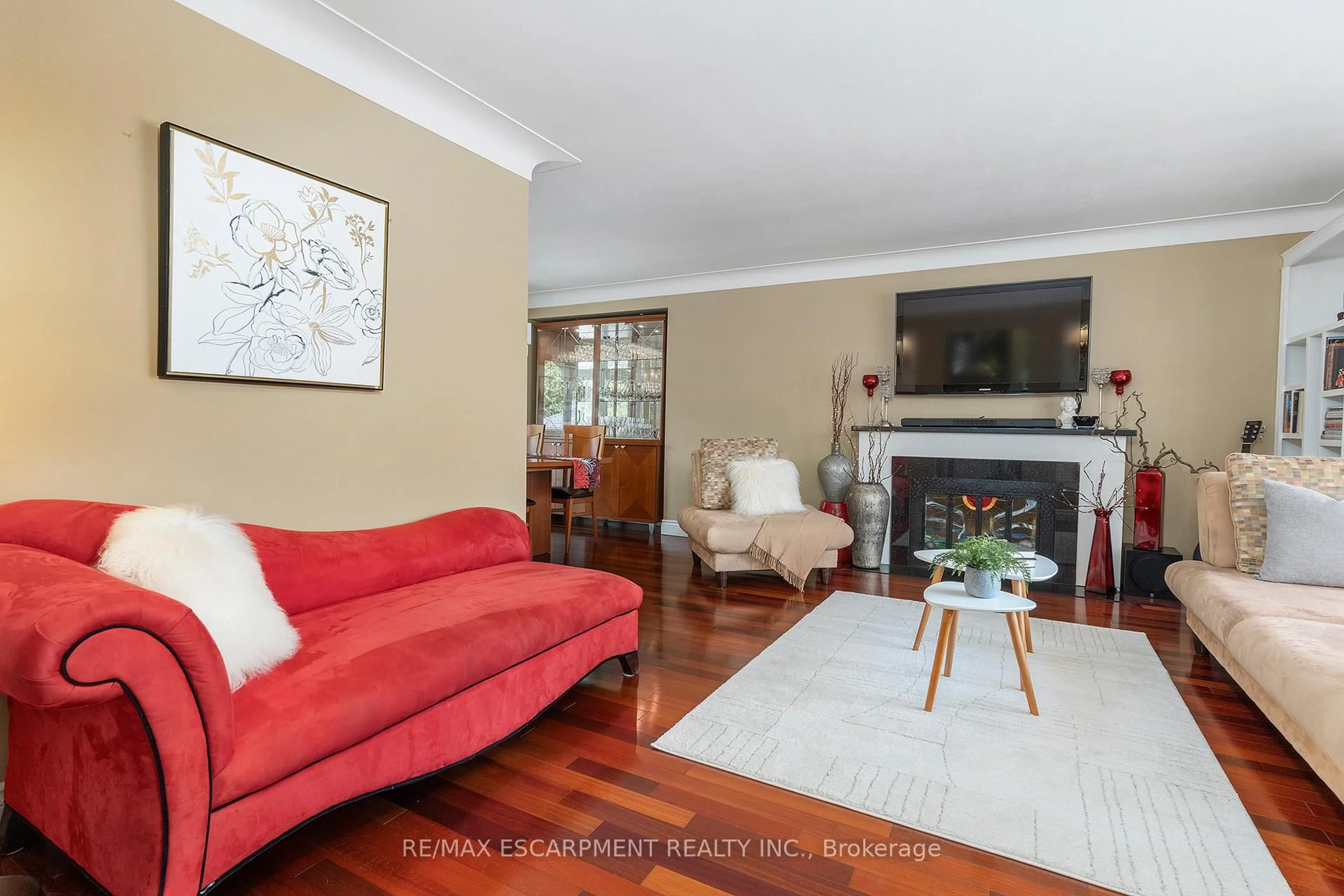 Living room with furniture, unknown for 193 Pine Cove Rd, Burlington Ontario L7N 1W1