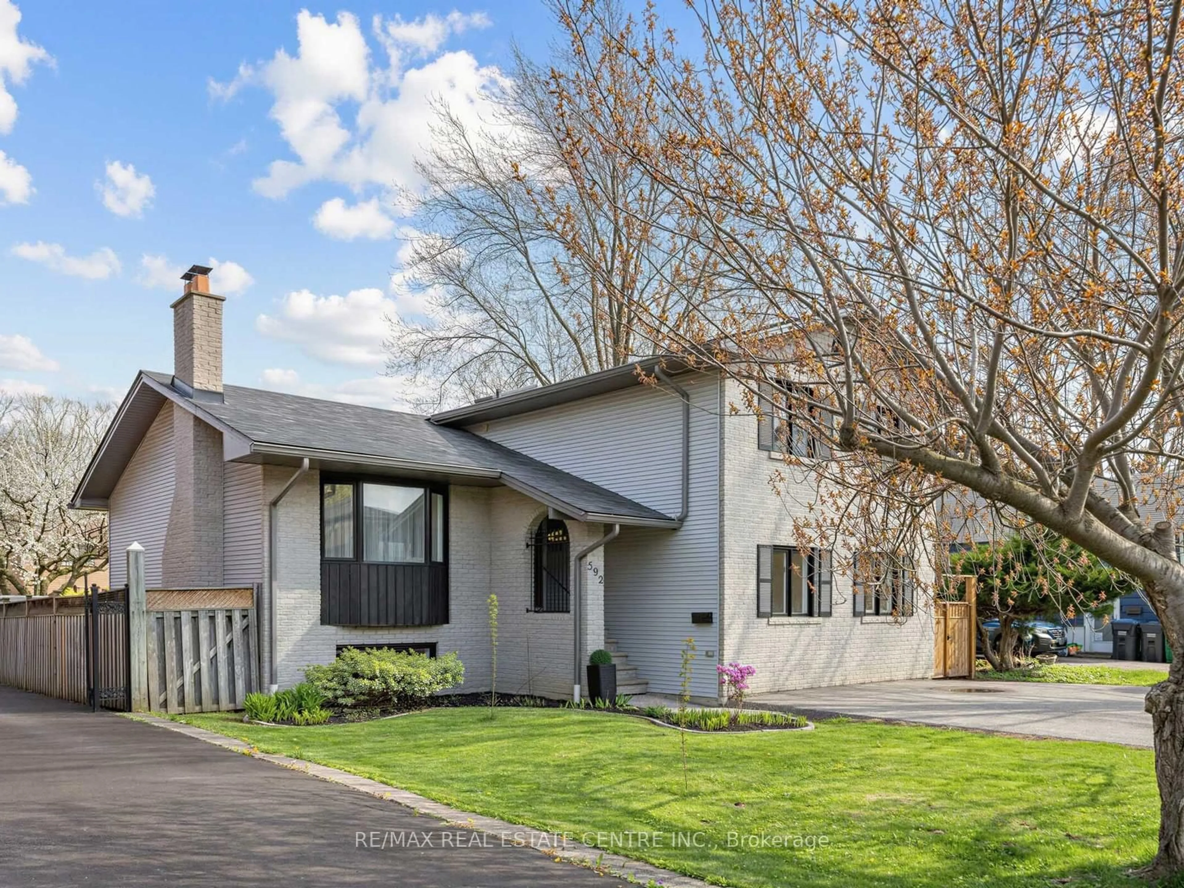 Home with vinyl exterior material, street for 592 Montbeck Cres, Mississauga Ontario L5G 1N8
