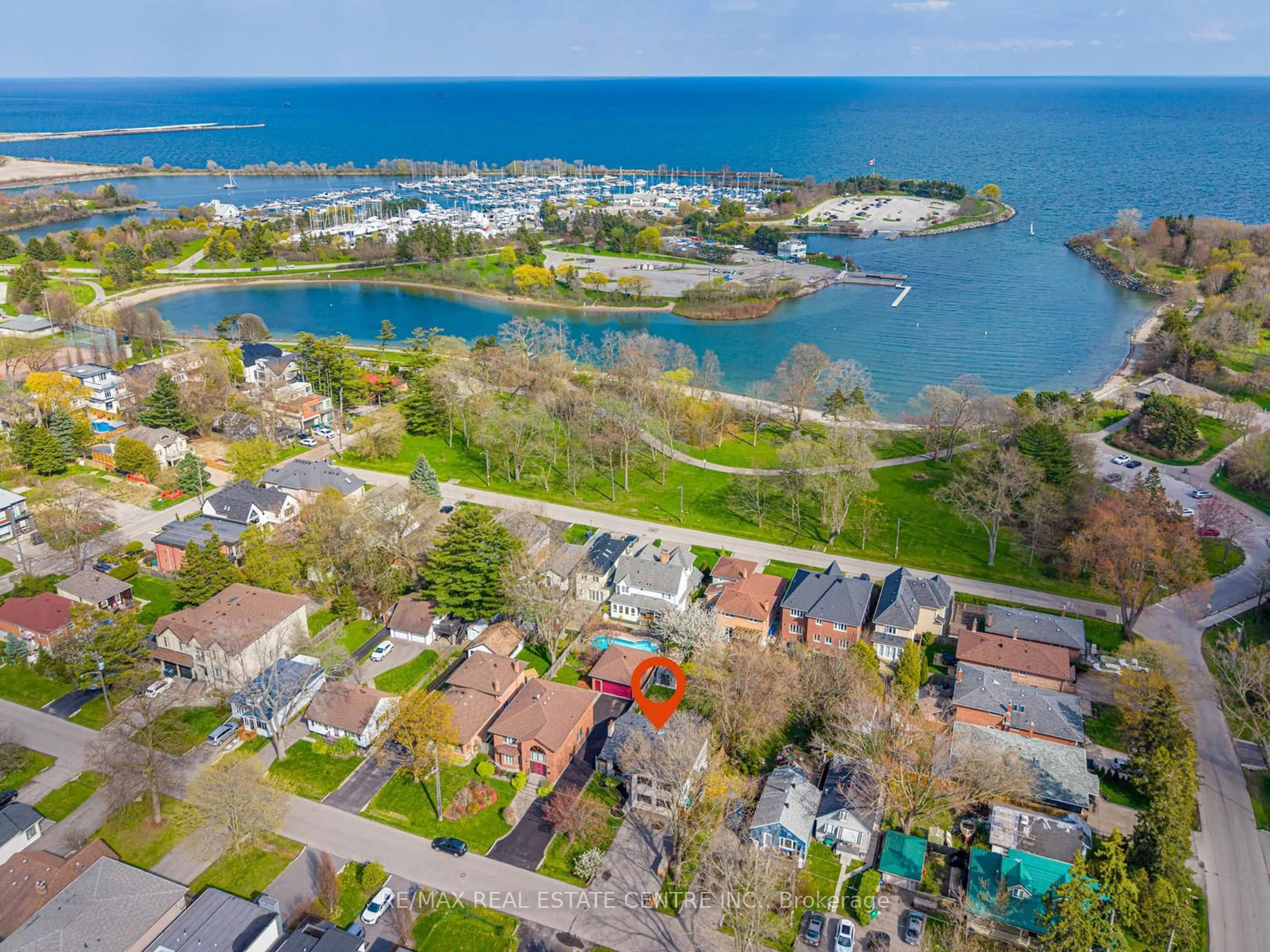 A pic from outside/outdoor area/front of a property/back of a property/a pic from drone, water/lake/river/ocean view for 592 Montbeck Cres, Mississauga Ontario L5G 1N8