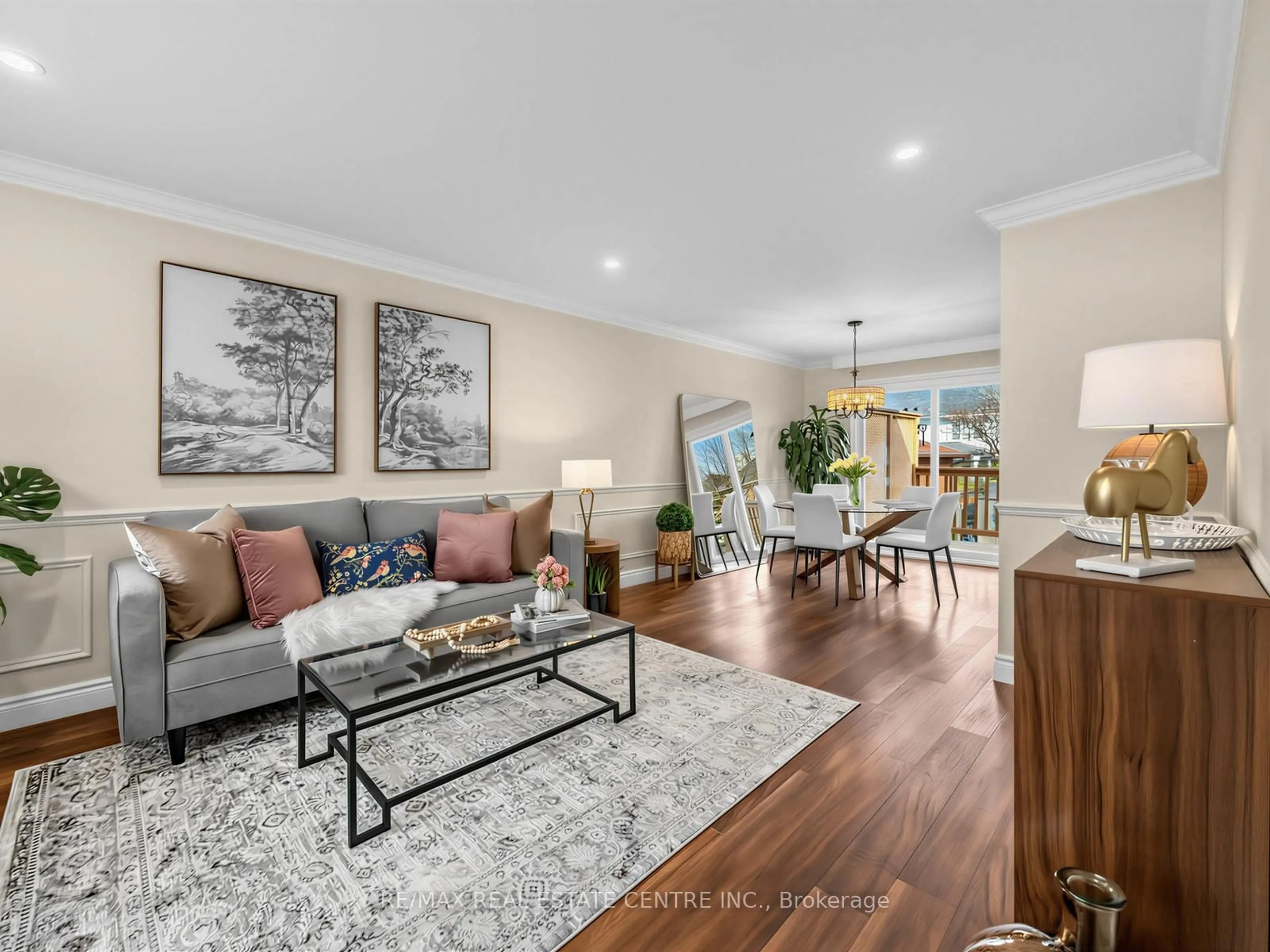 Living room with furniture, unknown for 592 Montbeck Cres, Mississauga Ontario L5G 1N8