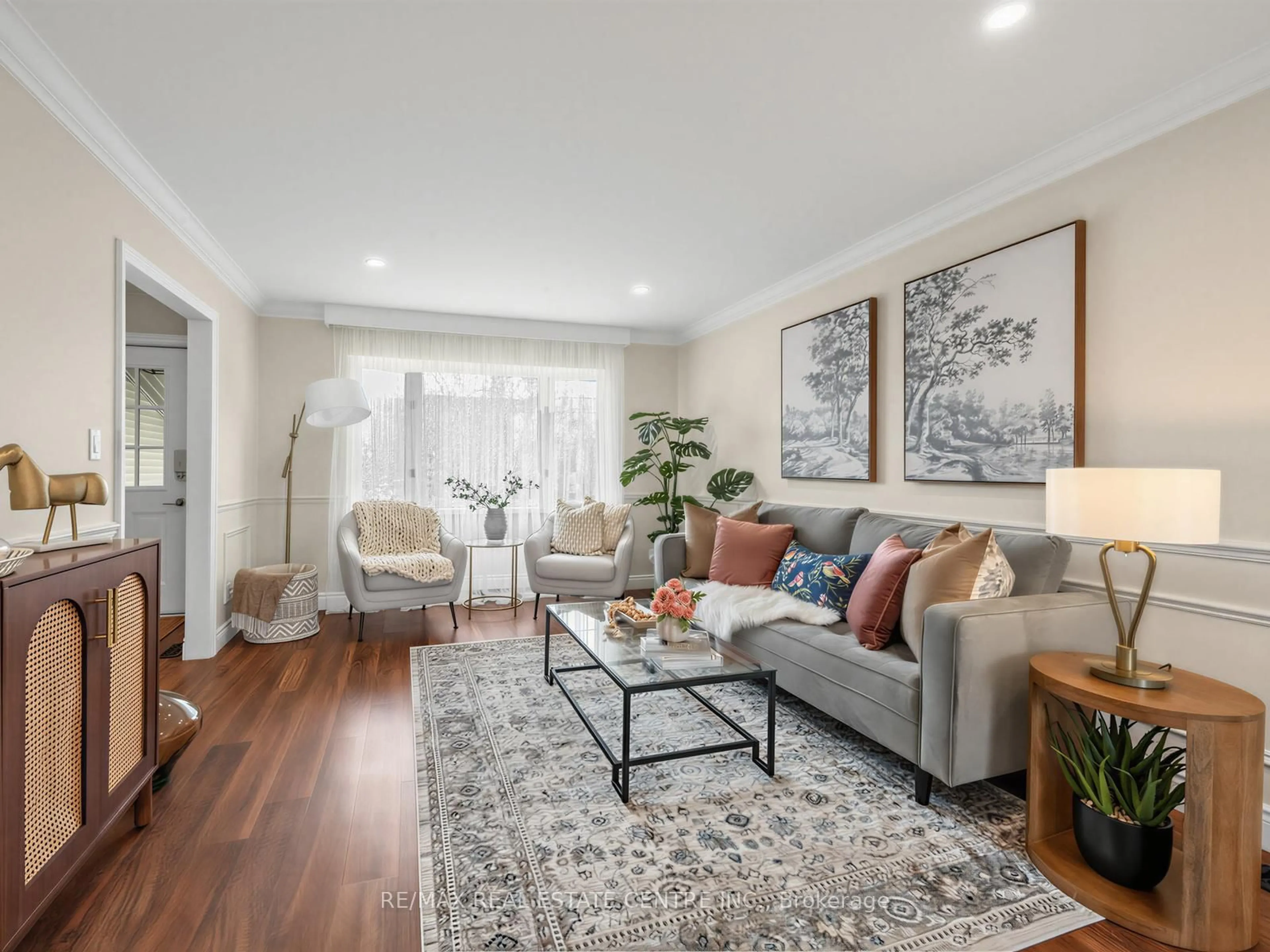 Living room with furniture, wood/laminate floor for 592 Montbeck Cres, Mississauga Ontario L5G 1N8