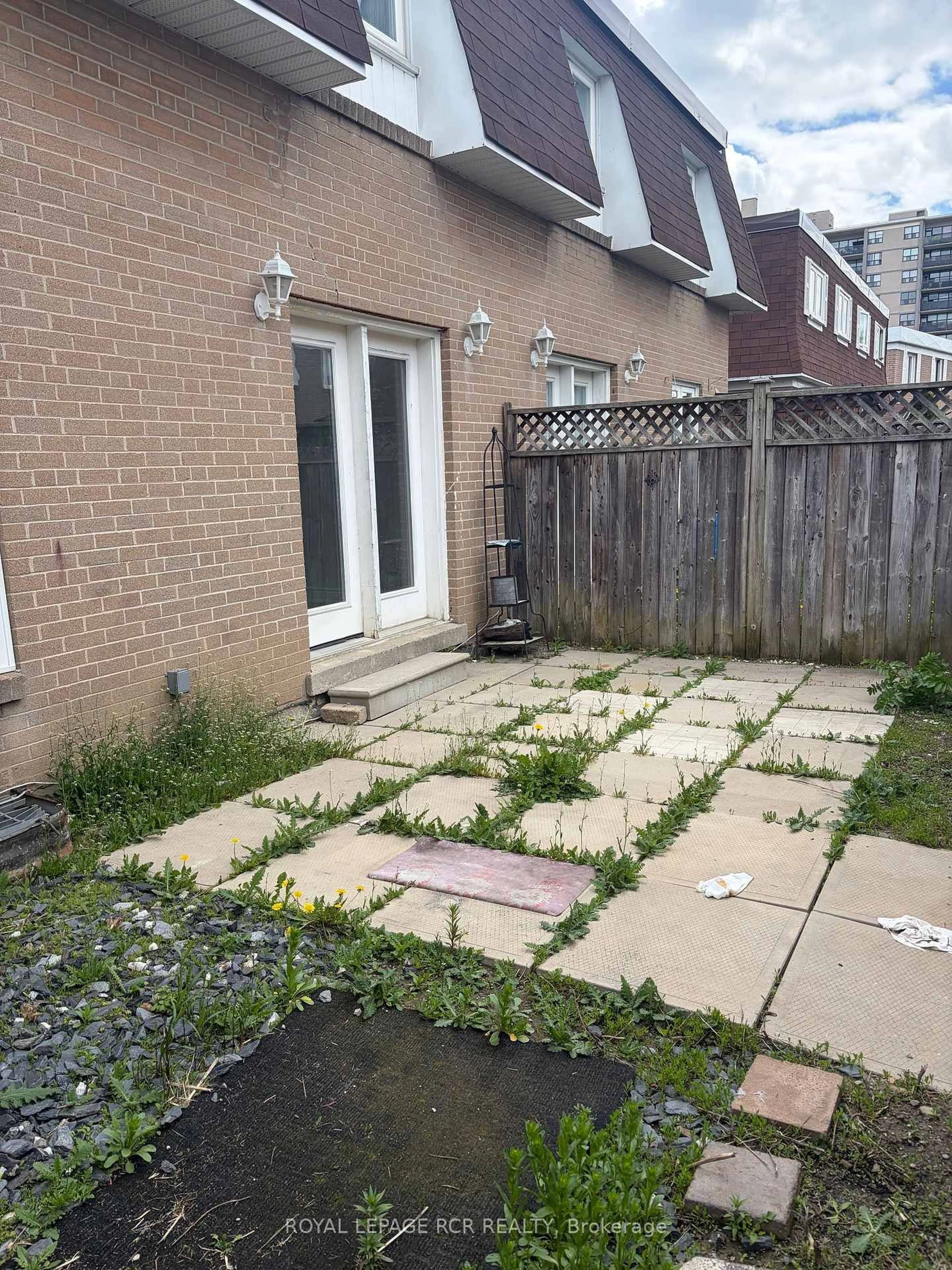 Patio, street for 41 Town House Cres, Brampton Ontario L6W 3G3