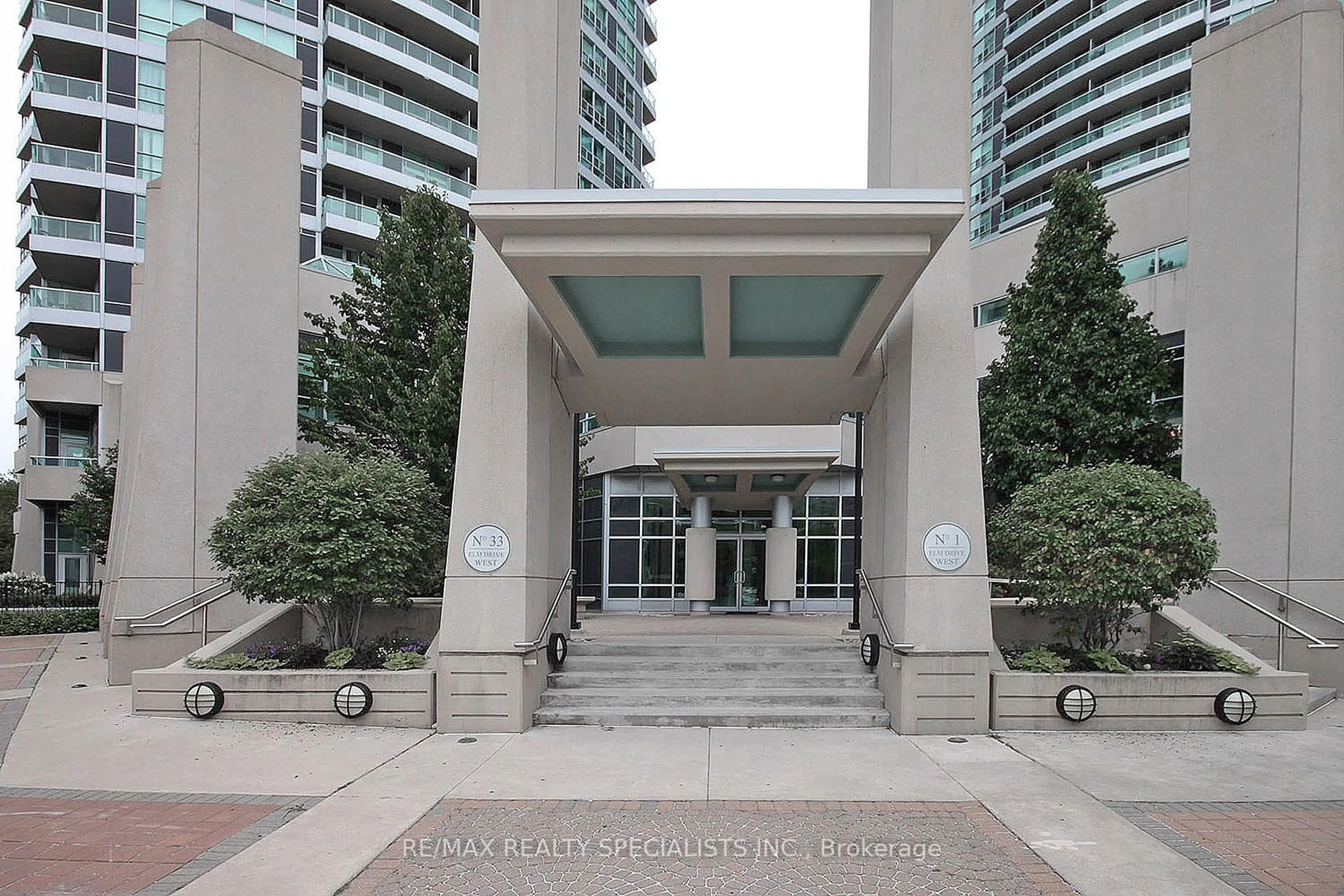 Indoor foyer for 1 Elm Dr #1810, Mississauga Ontario L5B 4M1