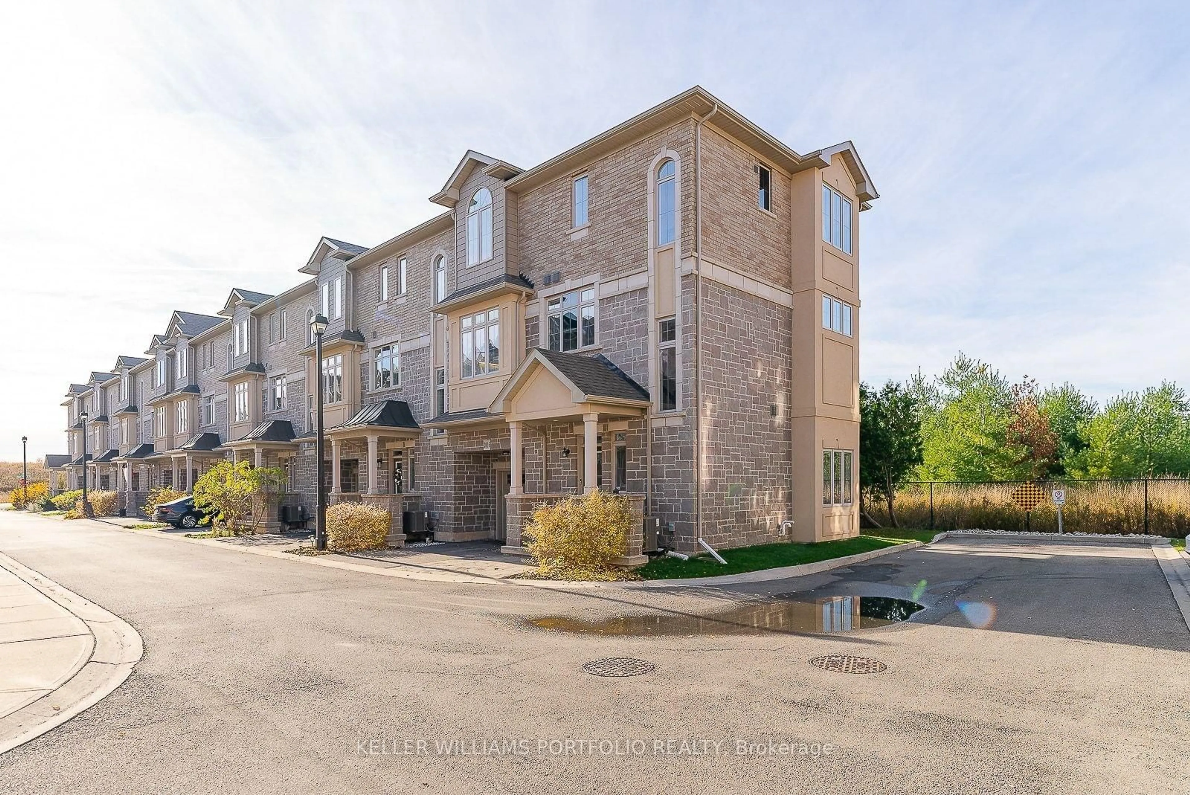 A pic from outside/outdoor area/front of a property/back of a property/a pic from drone, unknown for 2016 Deerview Common, Oakville Ontario L6M 0Y2