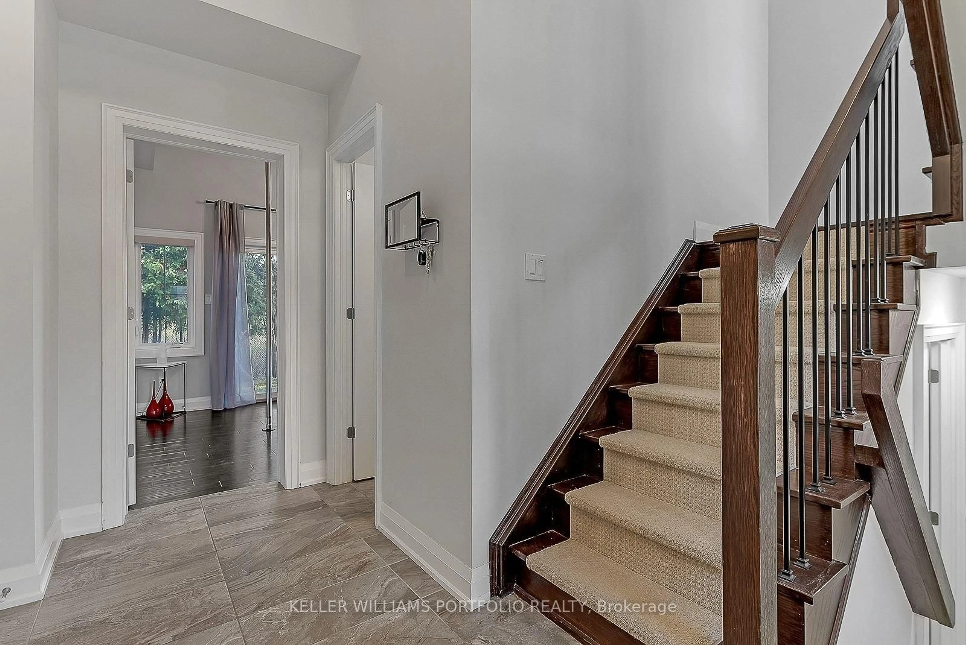 Indoor entryway for 2016 Deerview Common, Oakville Ontario L6M 0Y2