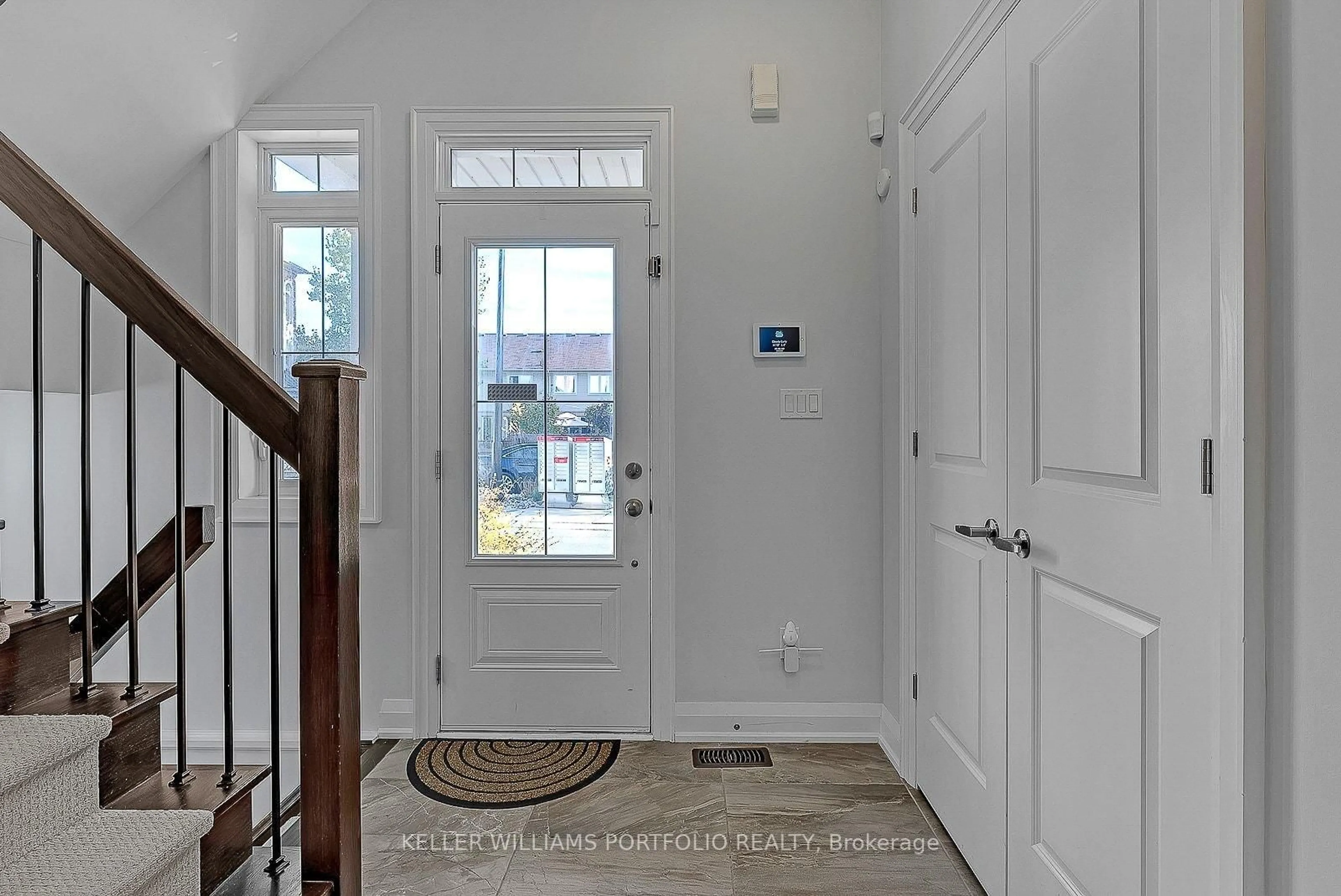 Indoor entryway for 2016 Deerview Common, Oakville Ontario L6M 0Y2