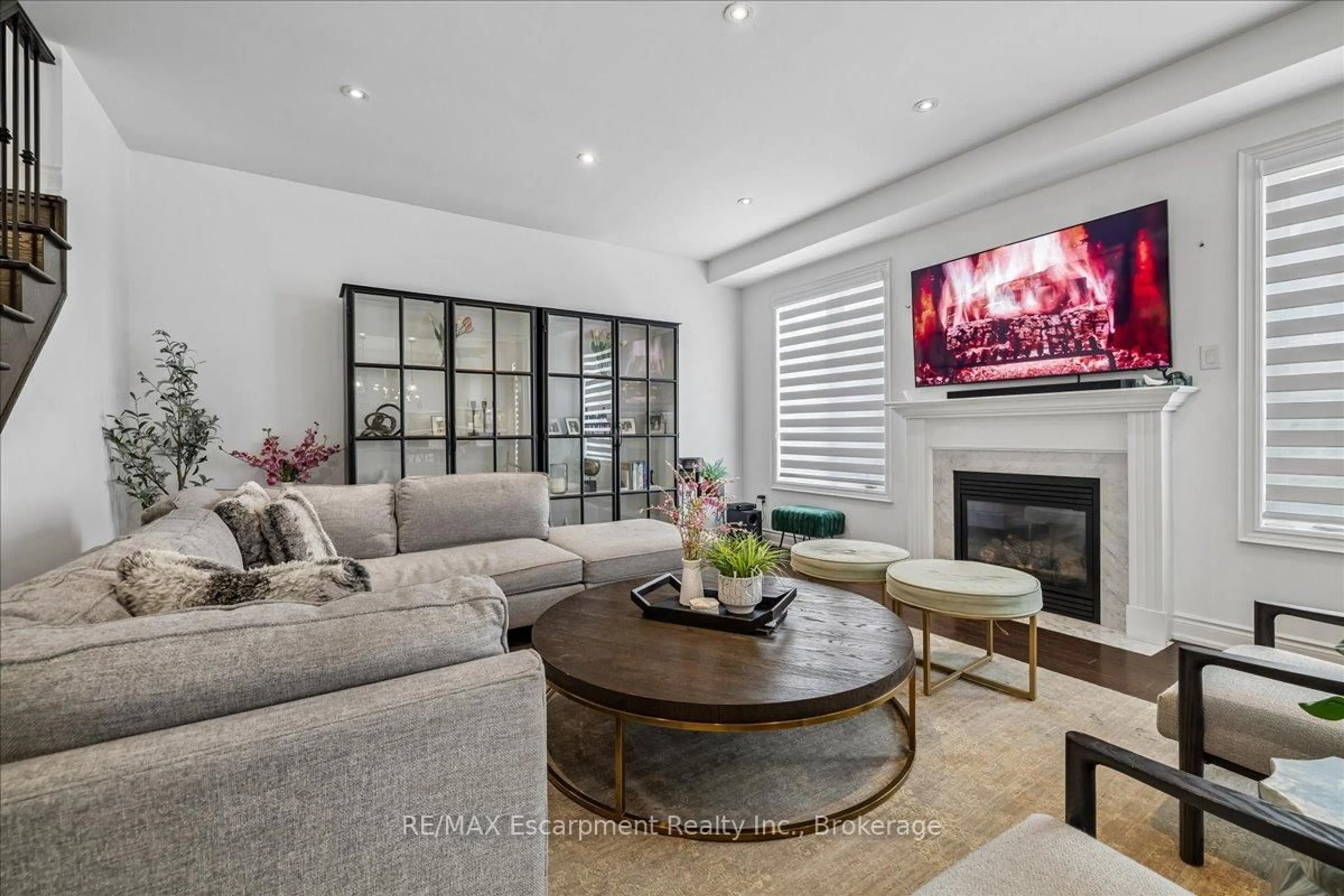 Living room with furniture, unknown for 2400 Spring Meadow Way, Oakville Ontario L6M 0R6