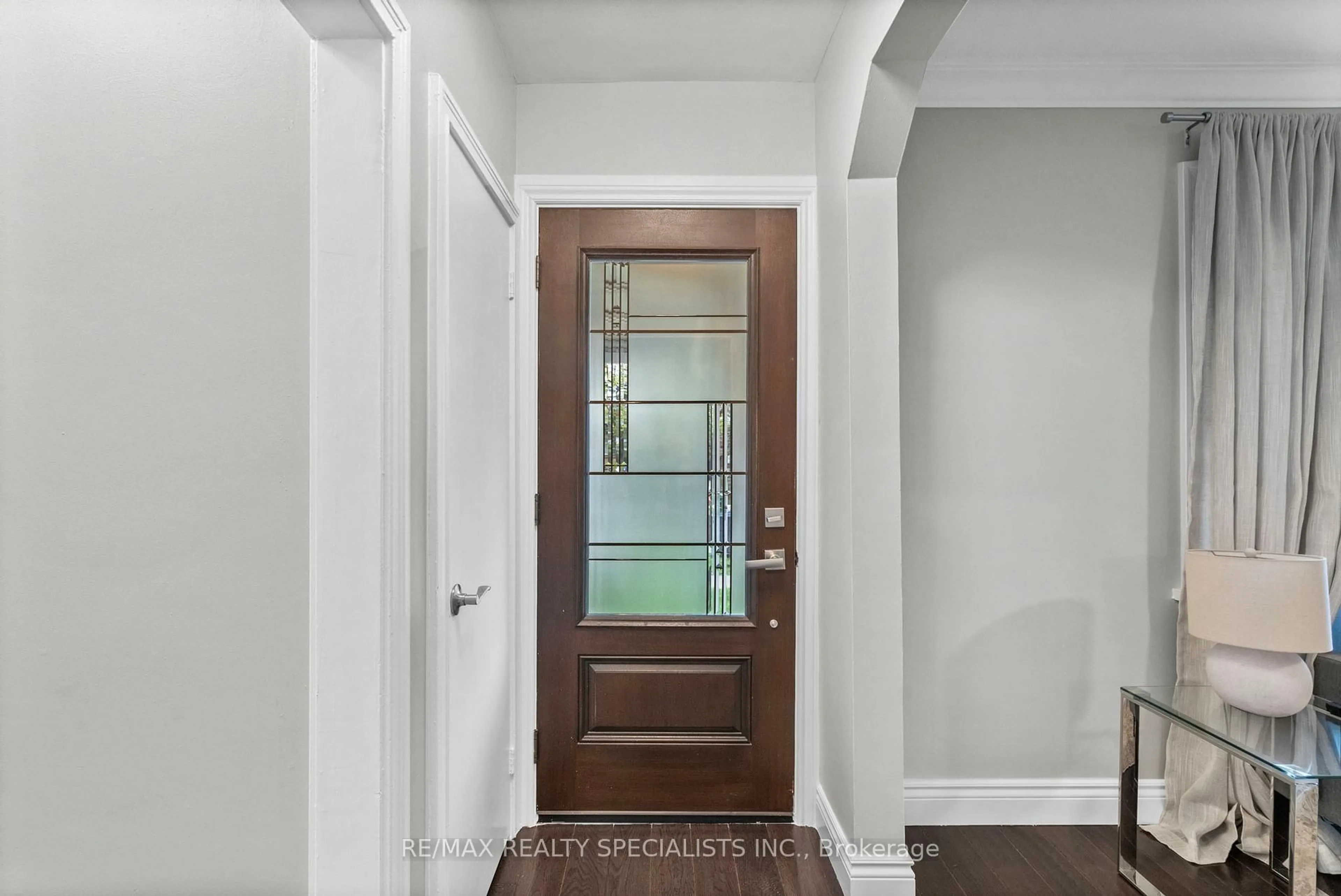 Indoor entryway for 226 Thirtieth St, Toronto Ontario M8W 3E1