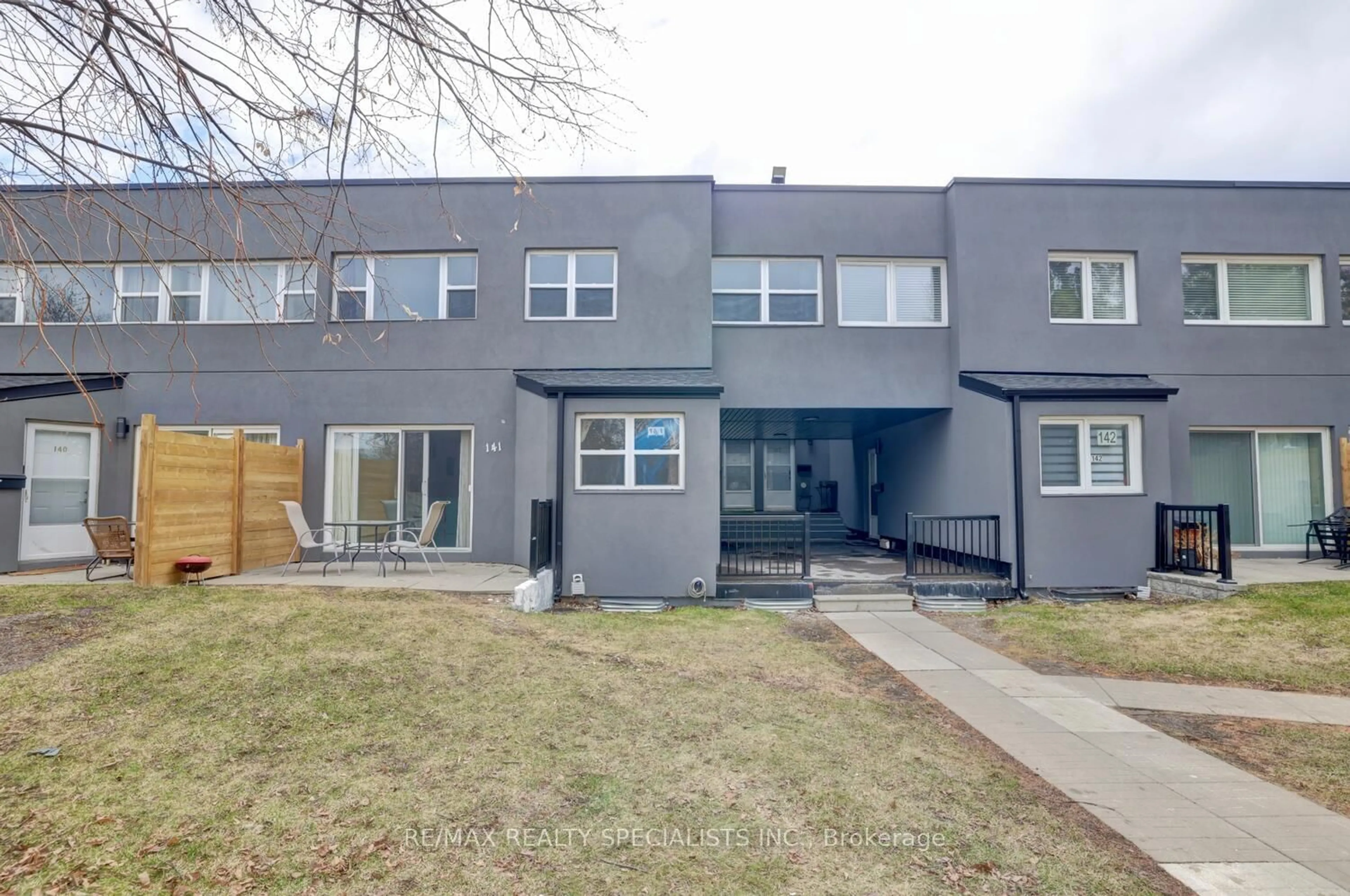 A pic from outside/outdoor area/front of a property/back of a property/a pic from drone, street for 3040 Constitution Blvd #141, Mississauga Ontario L4Y 3X7