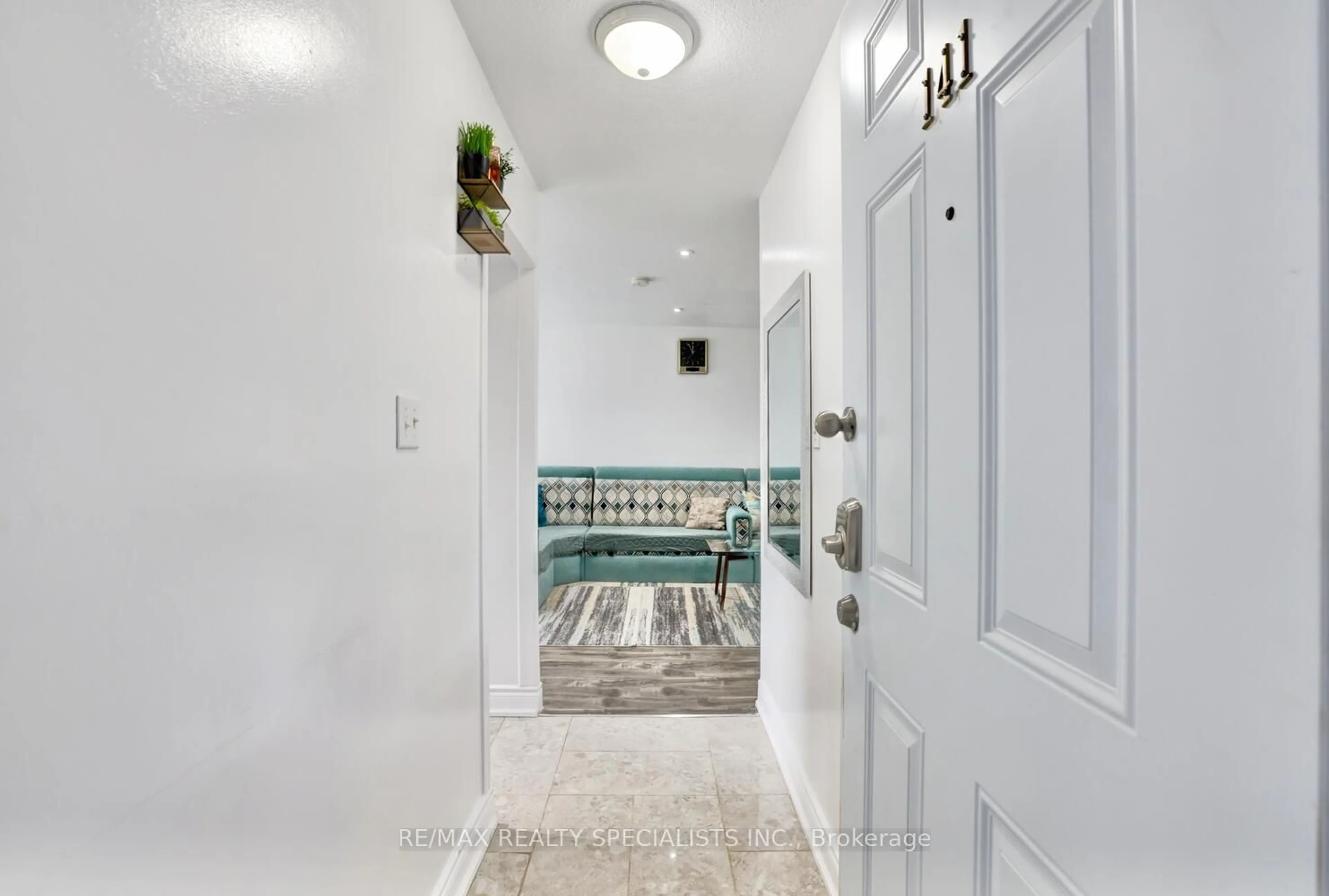 Indoor entryway for 3040 Constitution Blvd #141, Mississauga Ontario L4Y 3X7
