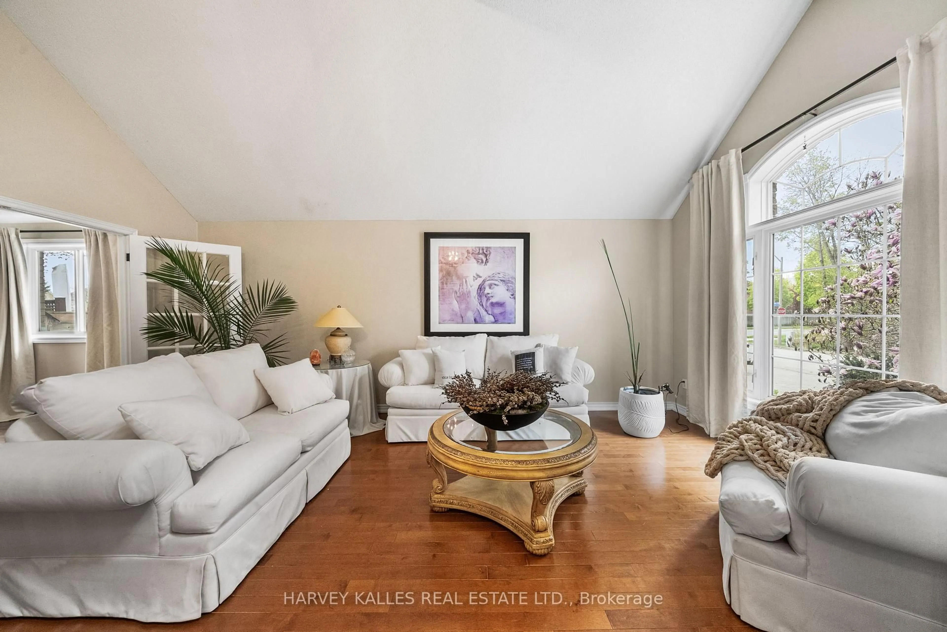 Living room with furniture, unknown for 2139 Bushtrail Crt, Burlington Ontario L7M 4B2