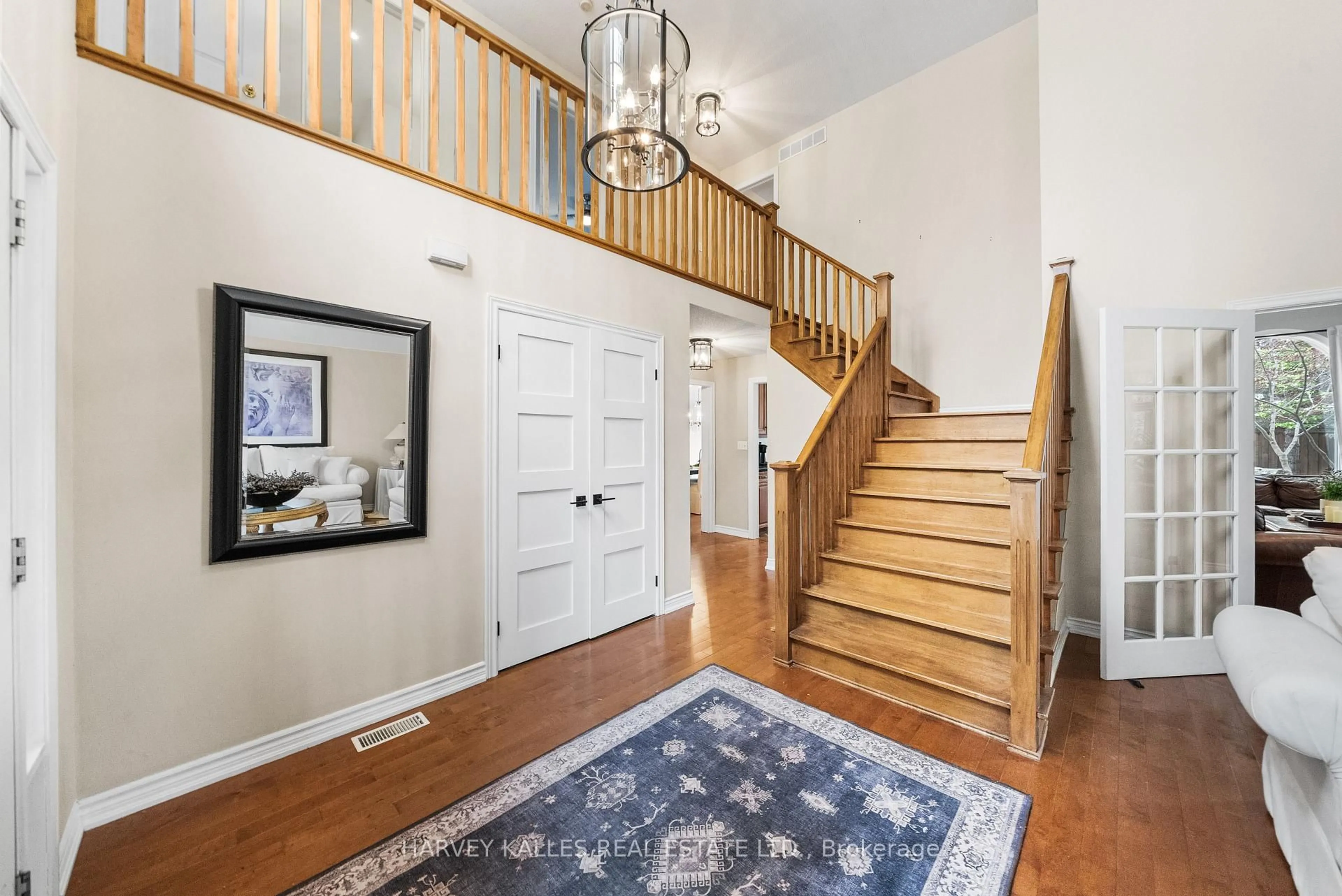 Indoor entryway for 2139 Bushtrail Crt, Burlington Ontario L7M 4B2