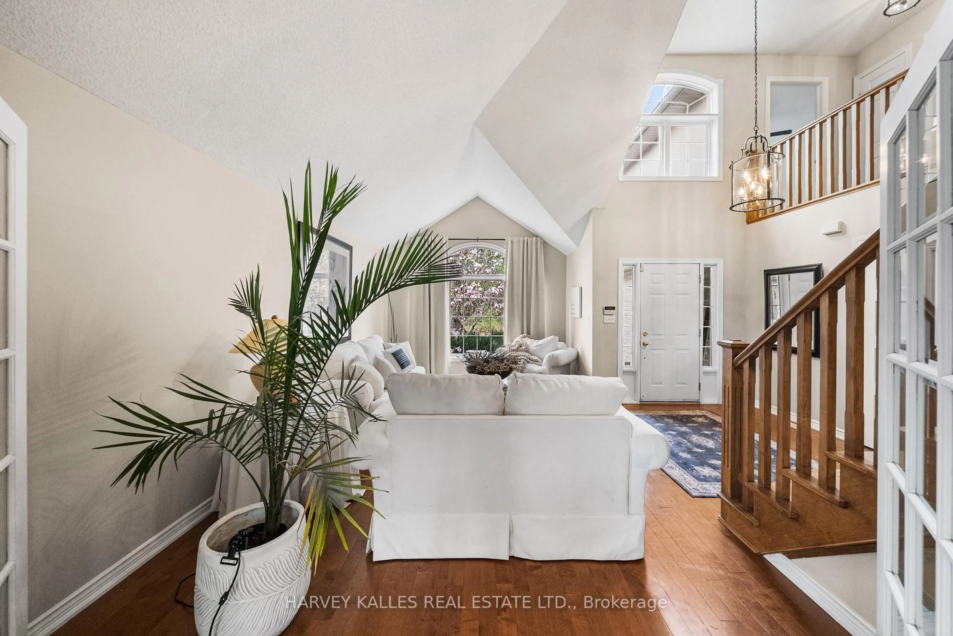 Indoor entryway for 2139 Bushtrail Crt, Burlington Ontario L7M 4B2