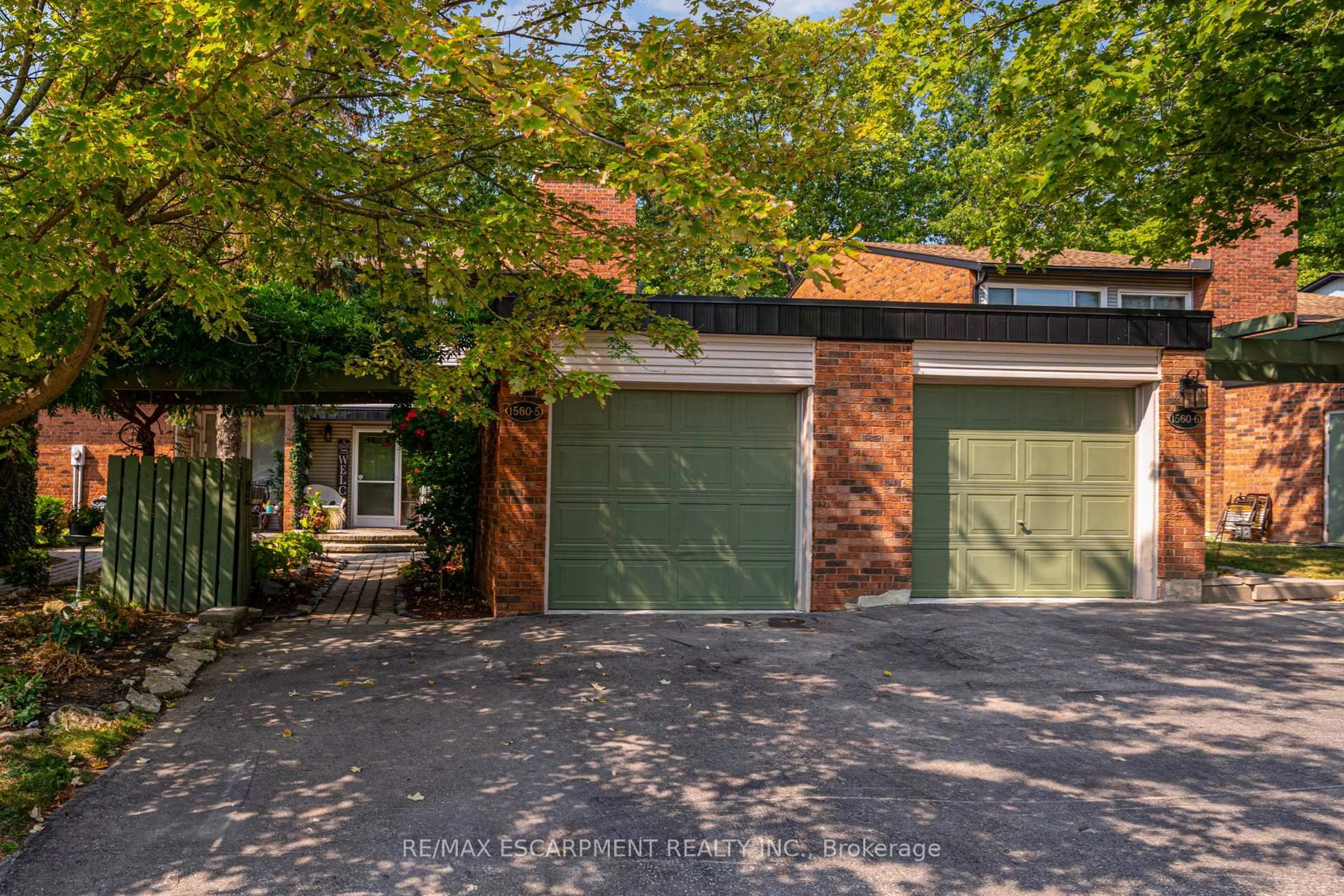 Home with brick exterior material, street for 1560 KERNS Rd #5, Burlington Ontario L7P 3A7
