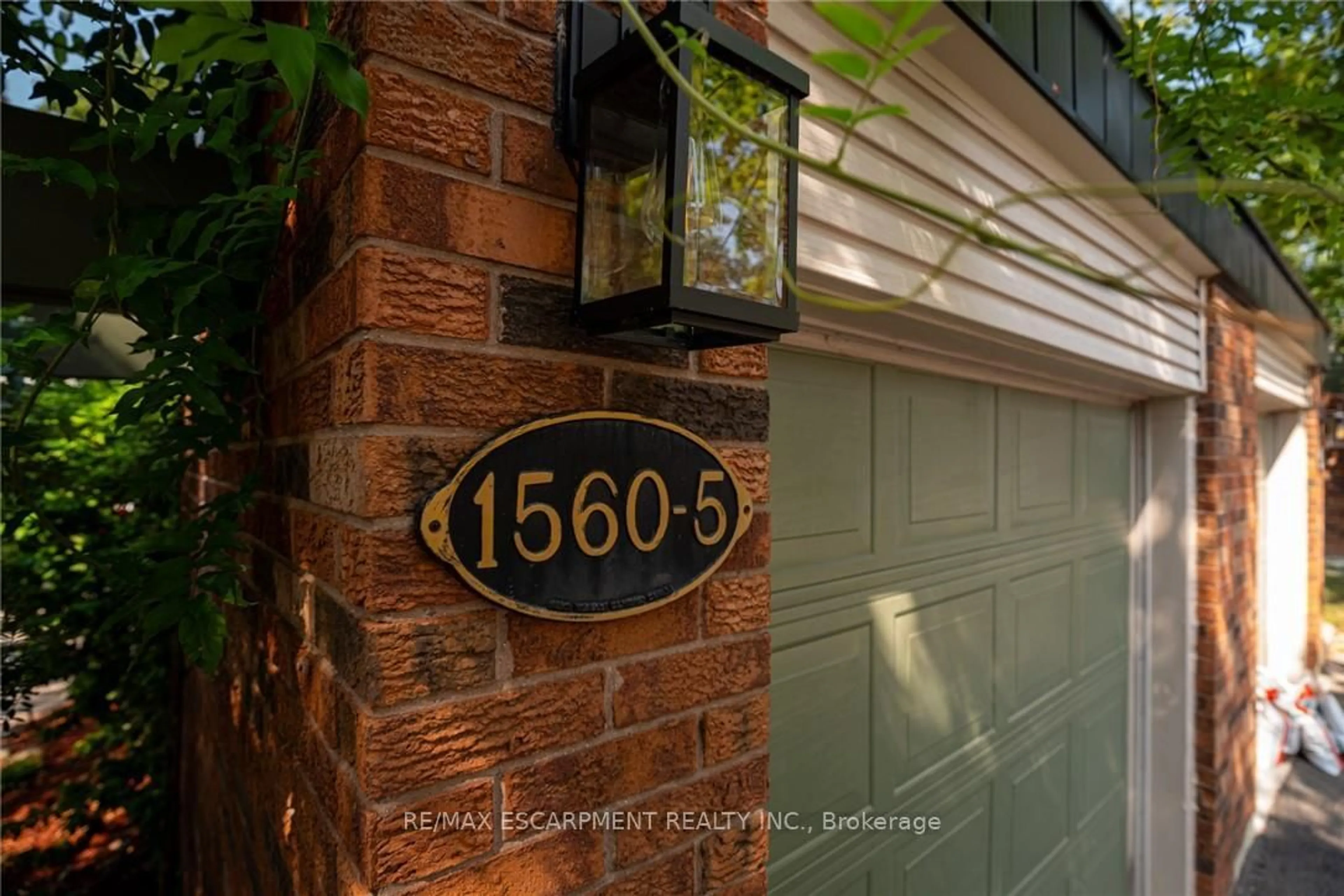Indoor entryway for 1560 KERNS Rd #5, Burlington Ontario L7P 3A7